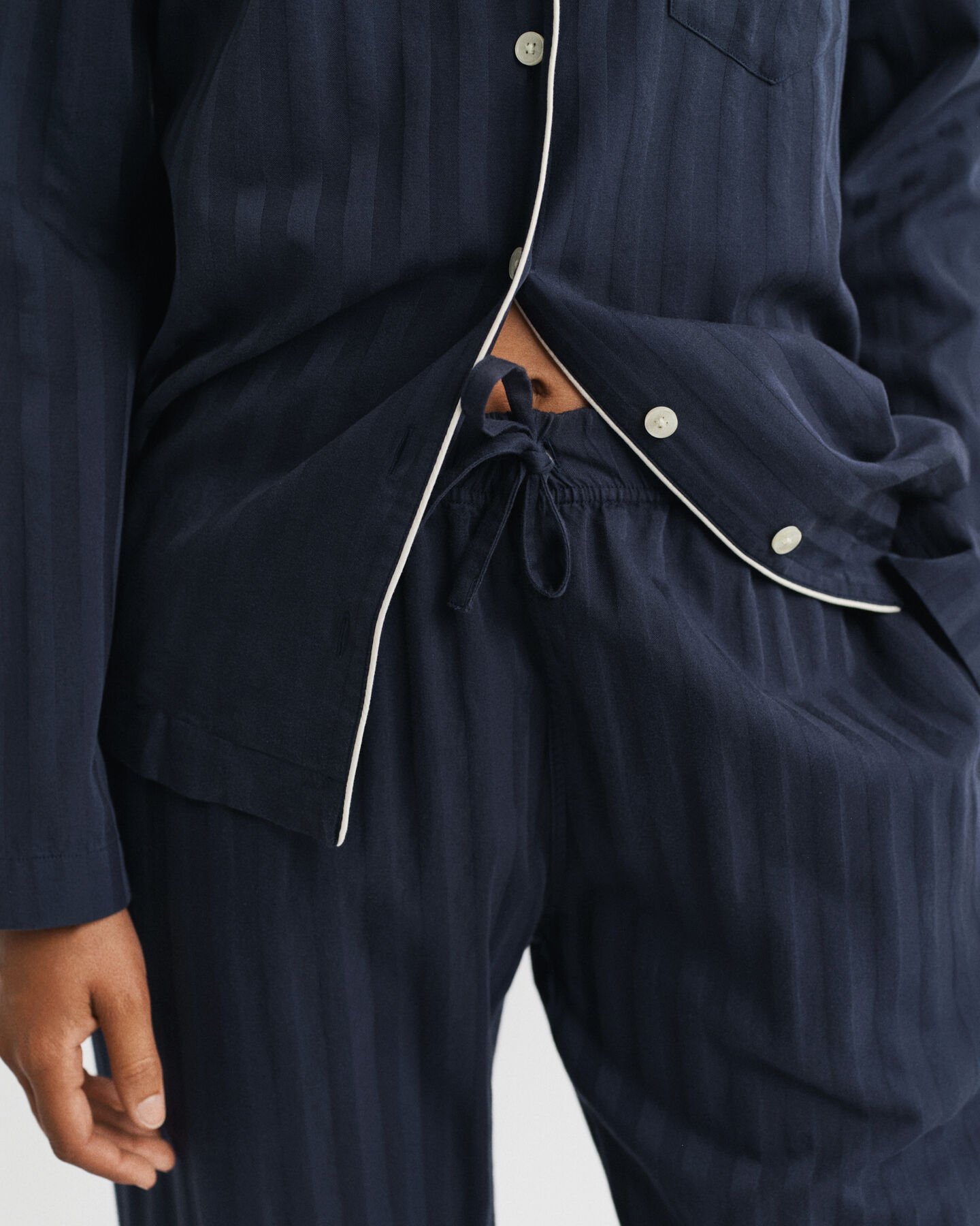 Randig satinpyjamas i presentförpackning