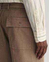 Chinos med veck och bälte