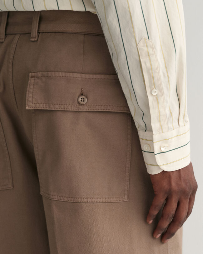 Chinos med veck och bälte