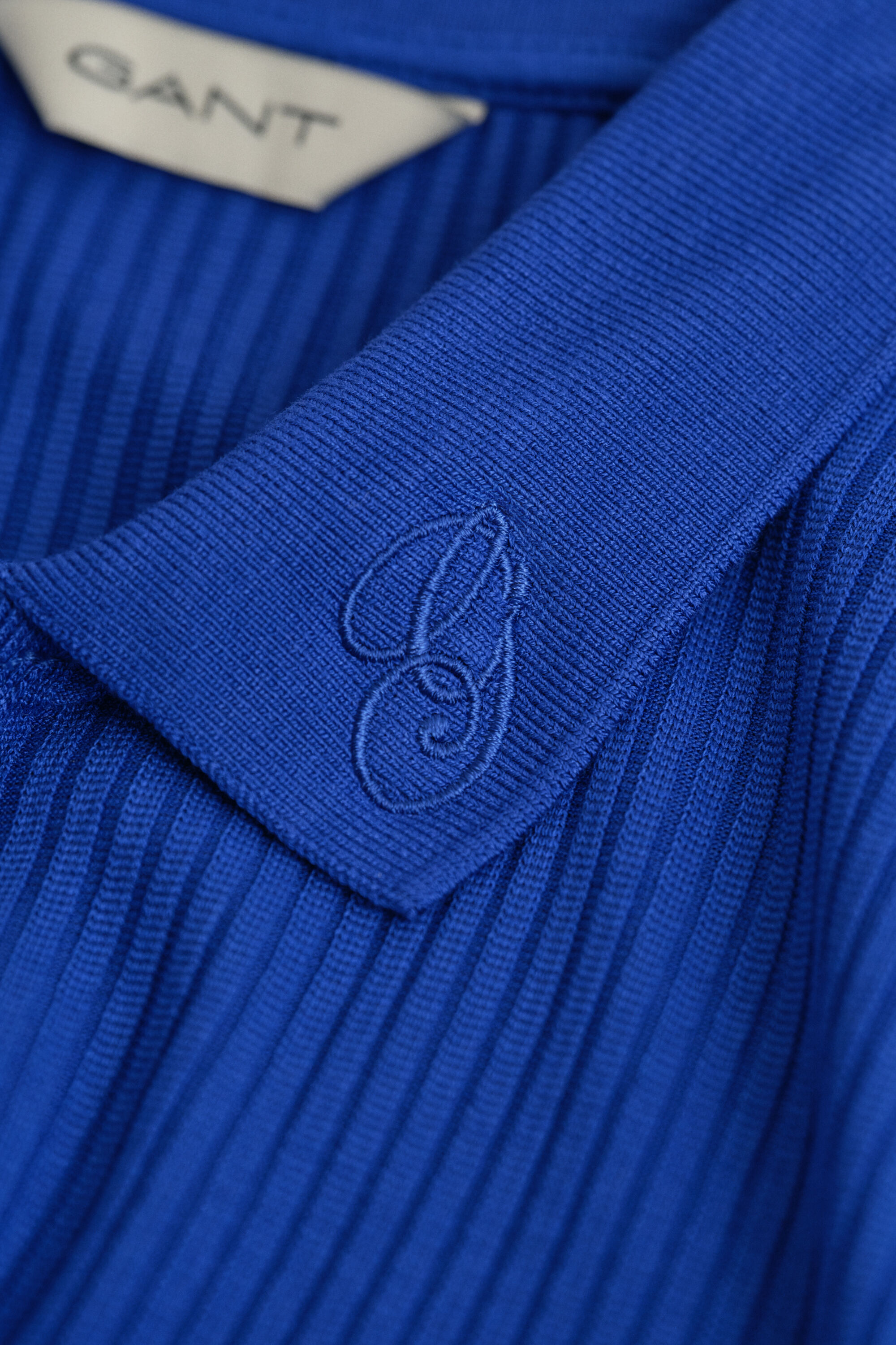 Ribbstickad pikétröja