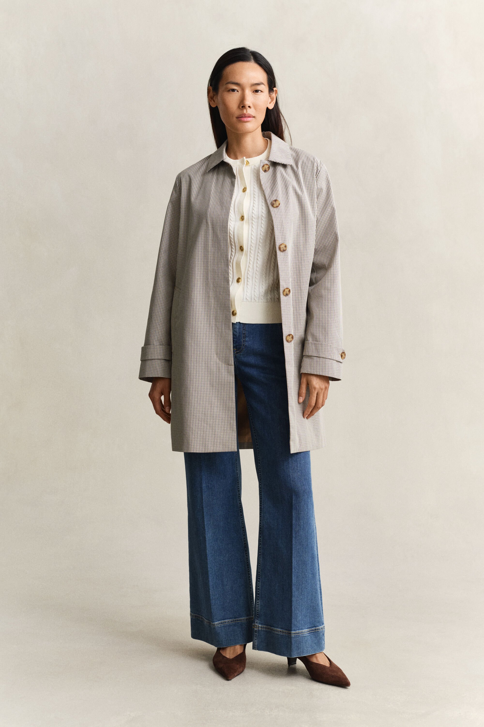 Utställda jeans med marin känsla