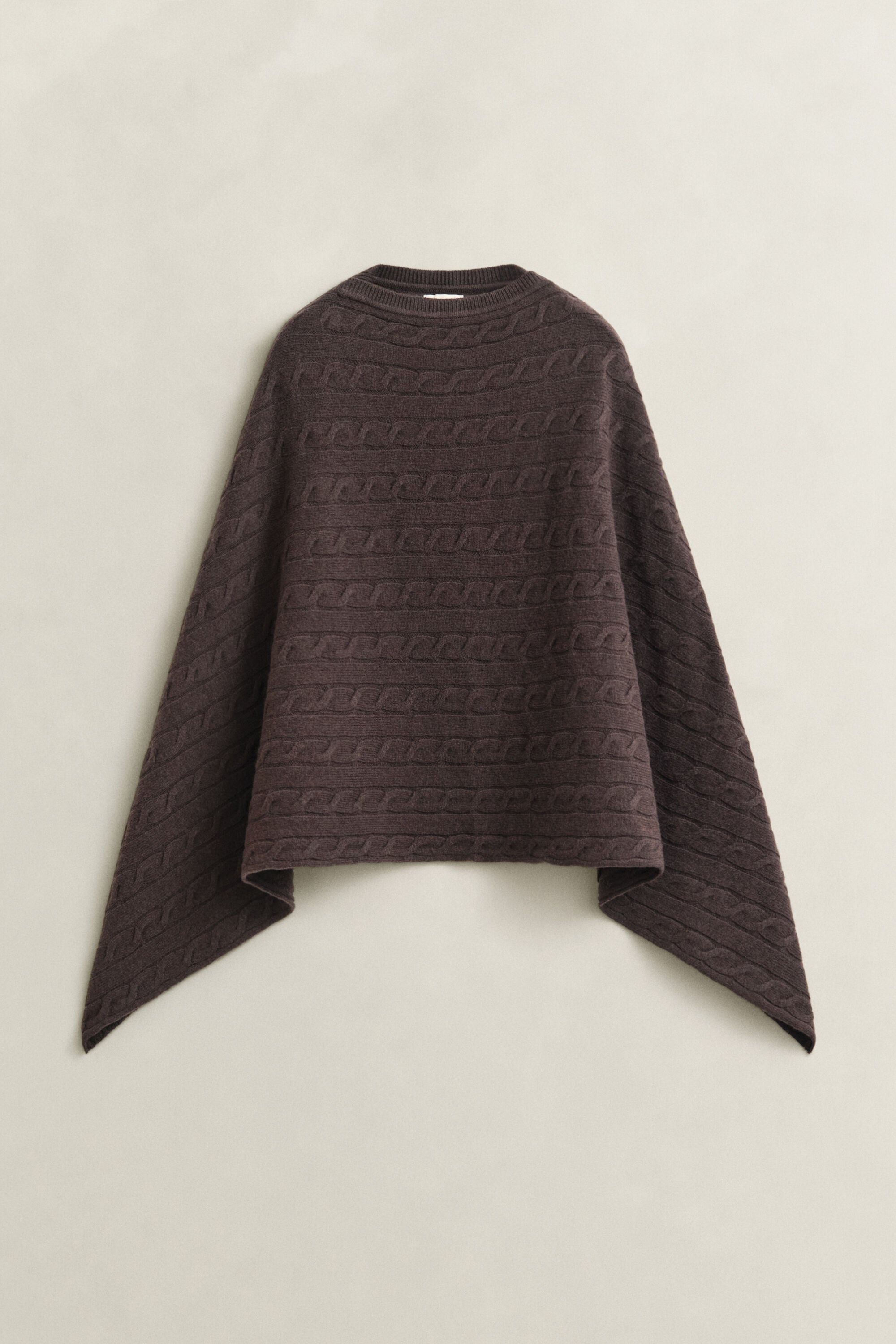 Kabelstickad ylleponcho