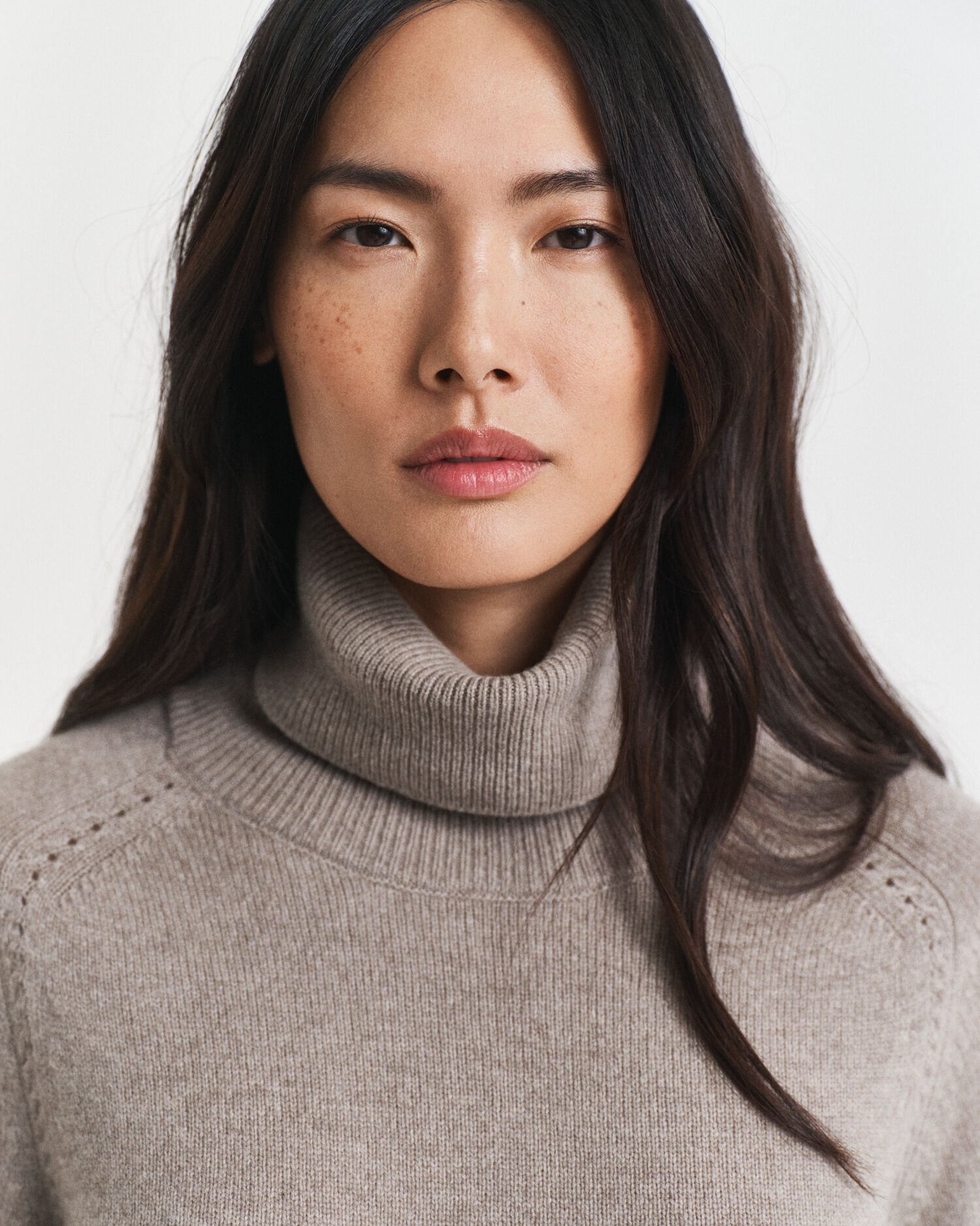 Klänning med polokrage och stickade detaljer