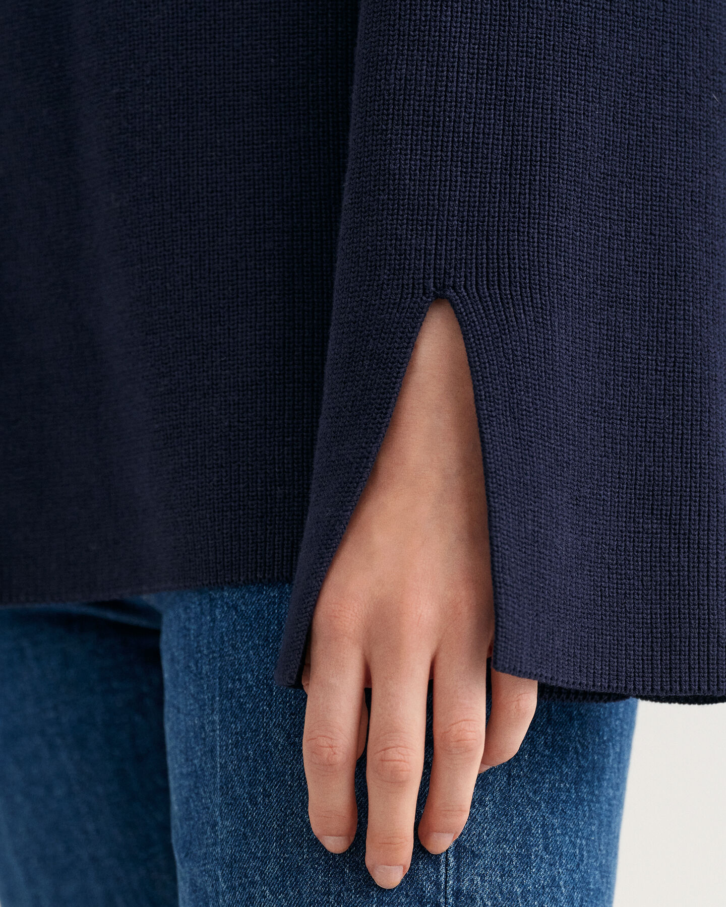 Ribbstickad tröja med ståkrage