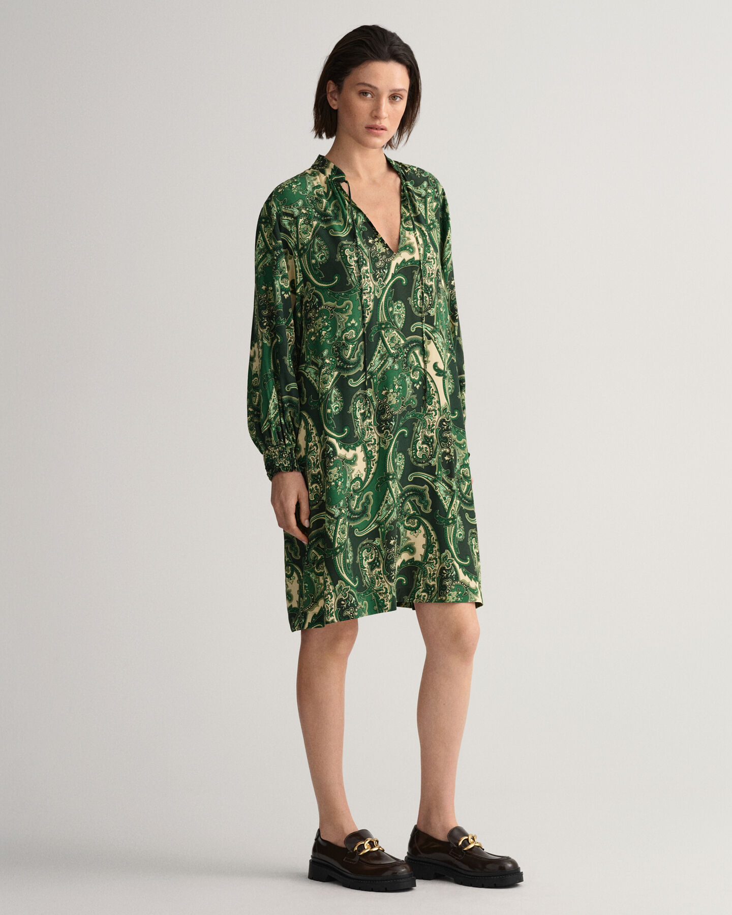 Paisleym&ouml;nstrad kl&auml;nning med st&aring;krage