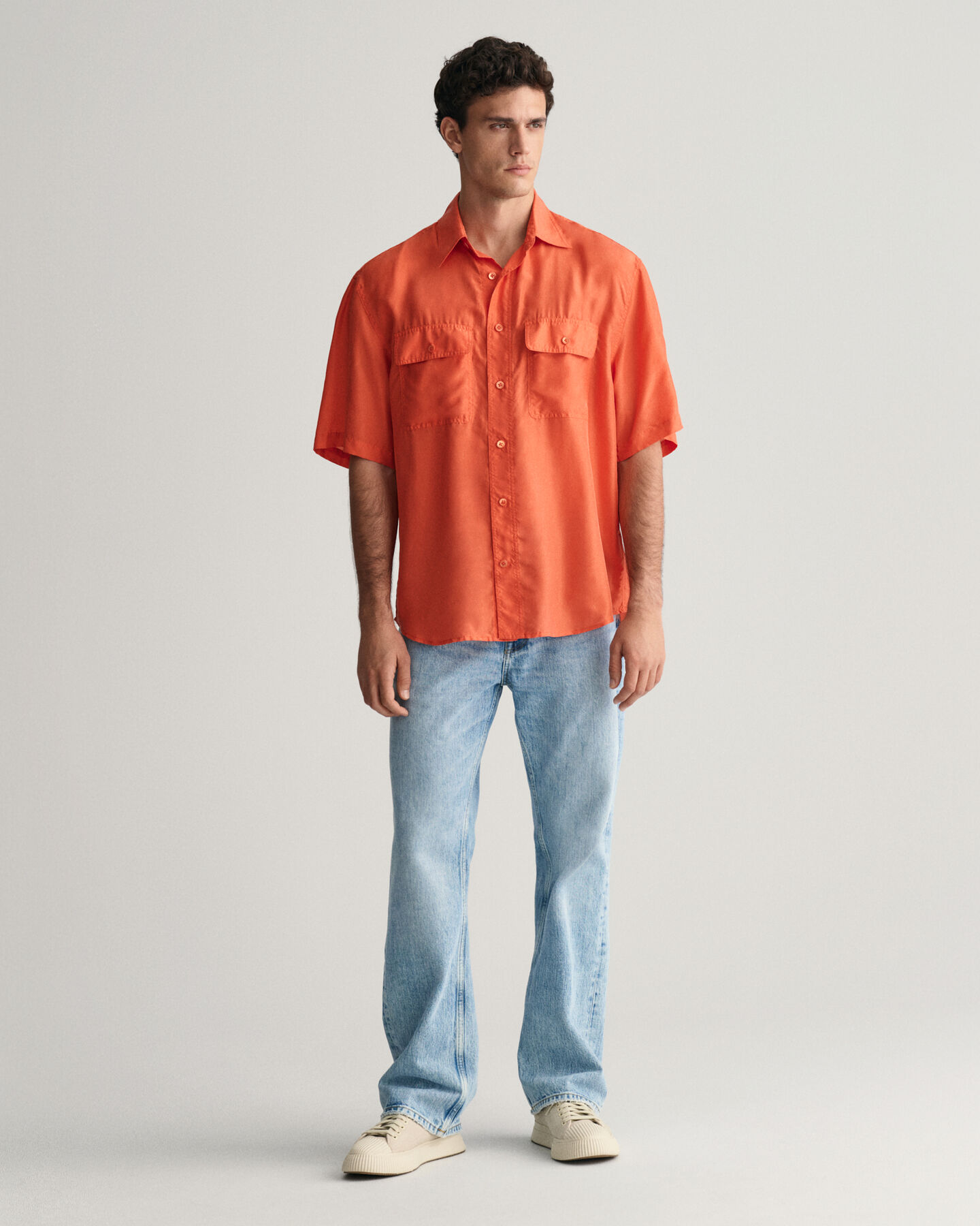 Relaxed fit kort&auml;rmad sidenskjorta