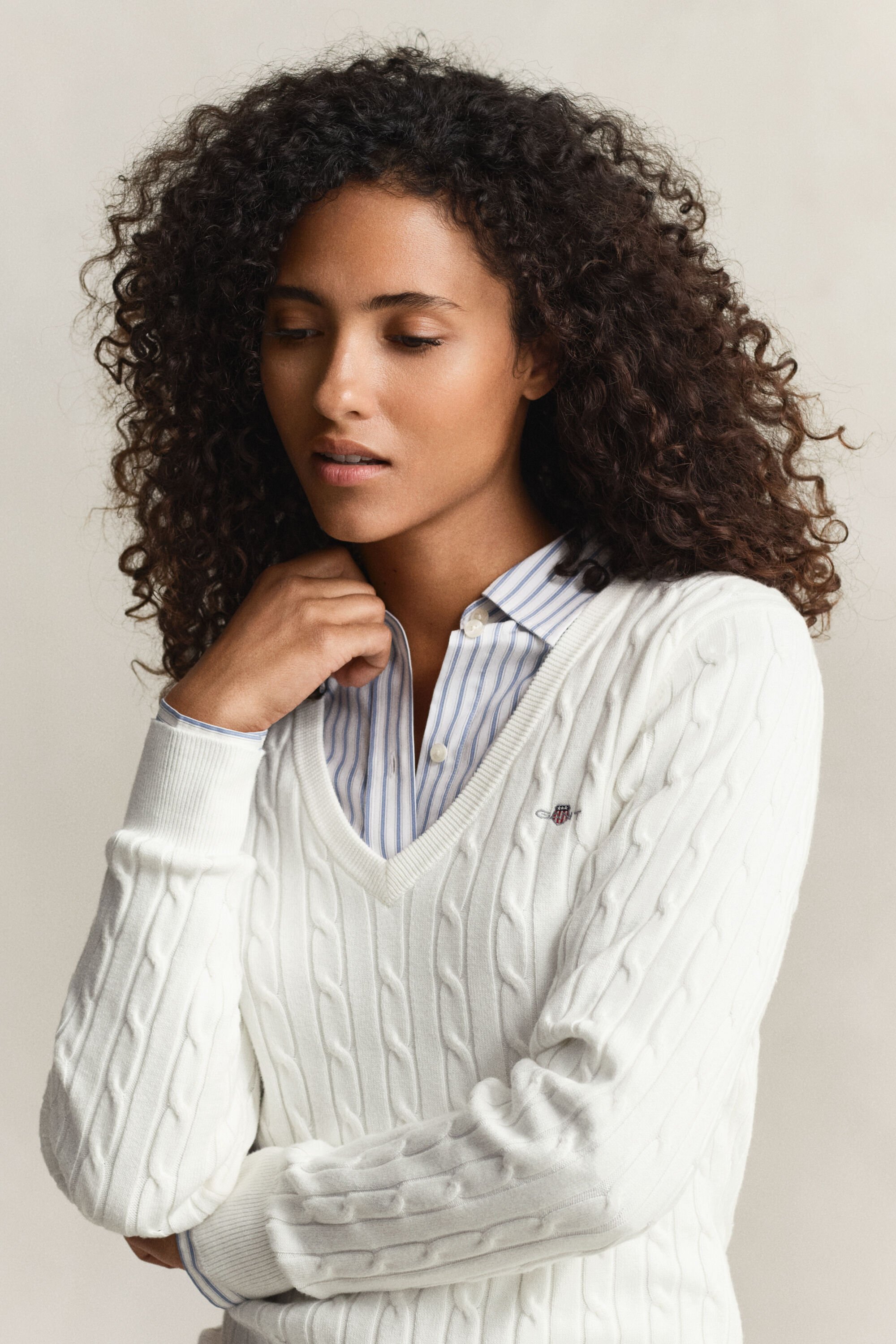 V-ringad kabelstickad tröja