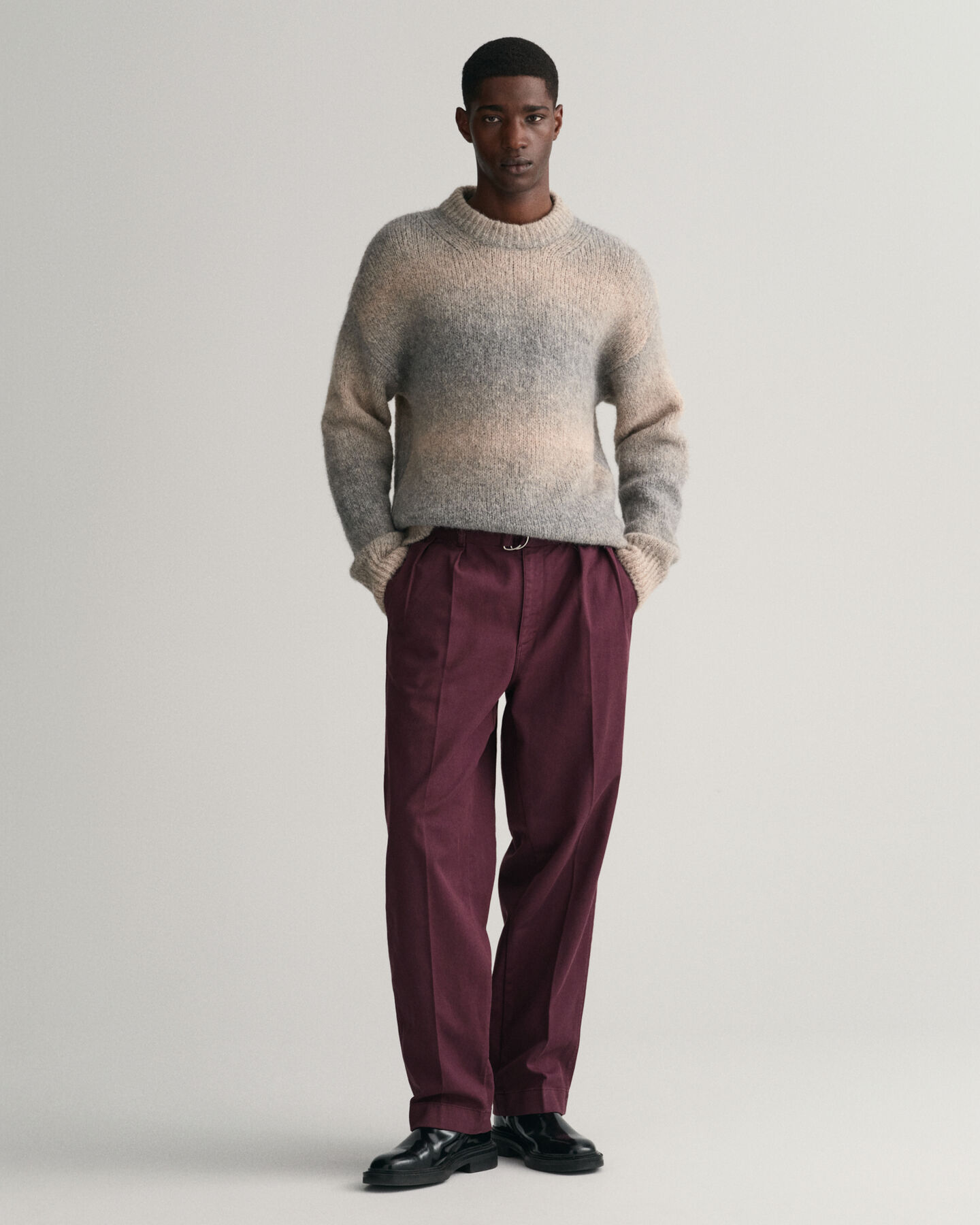 Chinos med veck och bälte