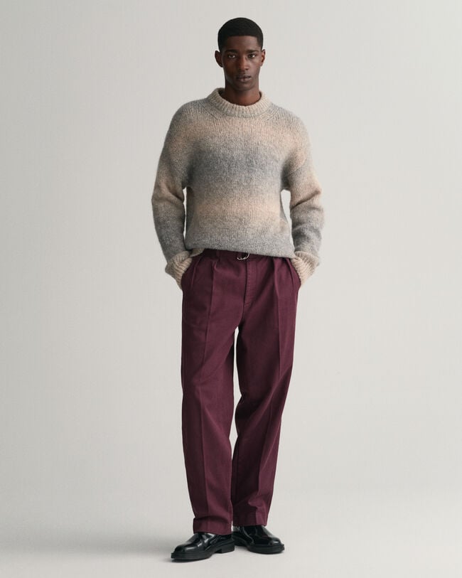 Chinos med veck och bälte