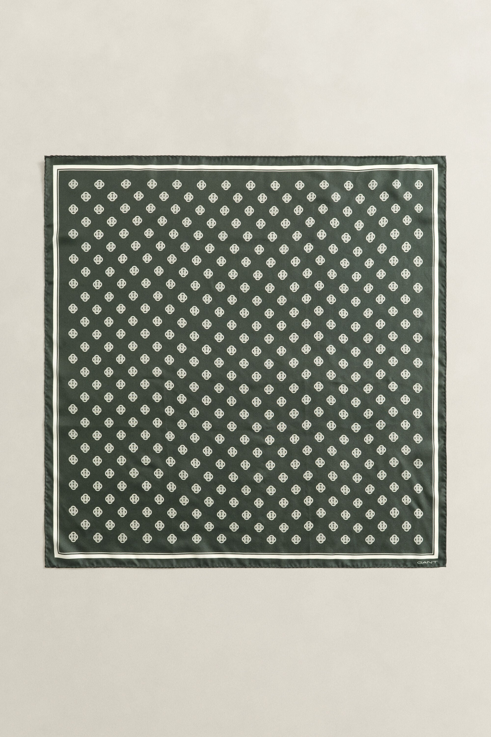 Sidensjal med monogram