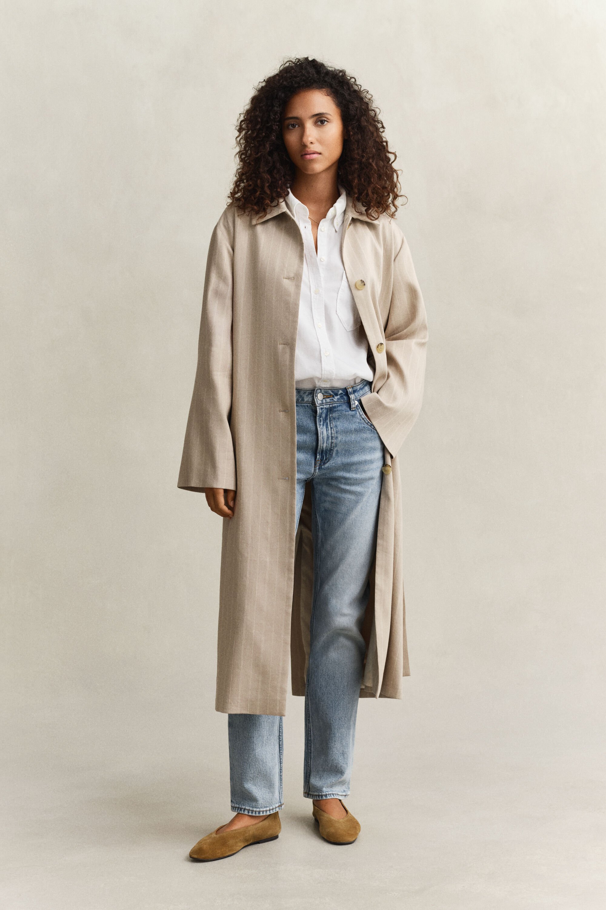 Kritstrecksrandig kappa i linneblandning