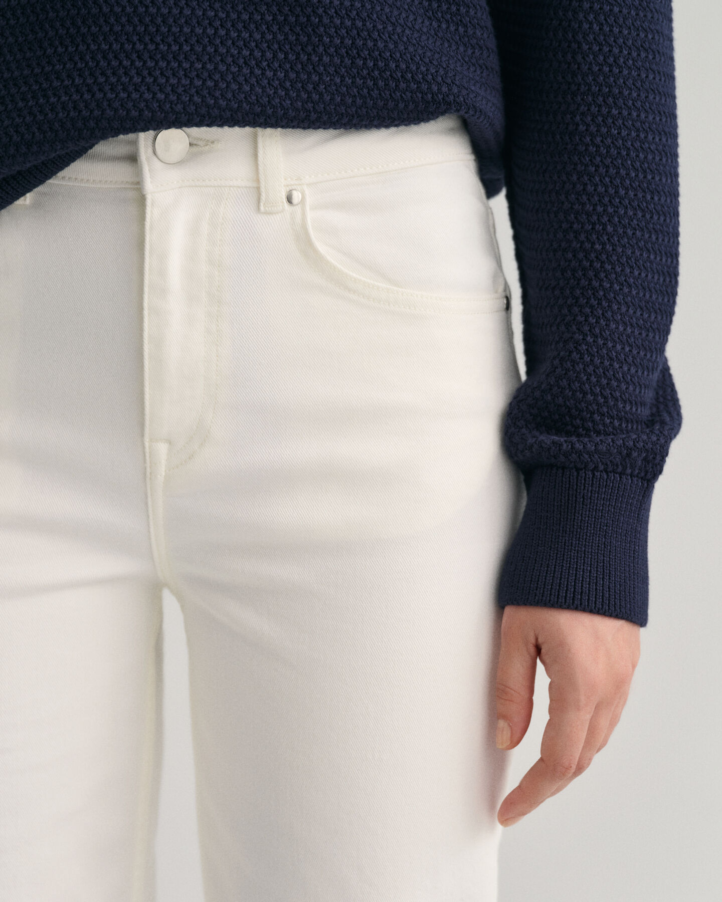 Cropped färgade jeans med vida ben