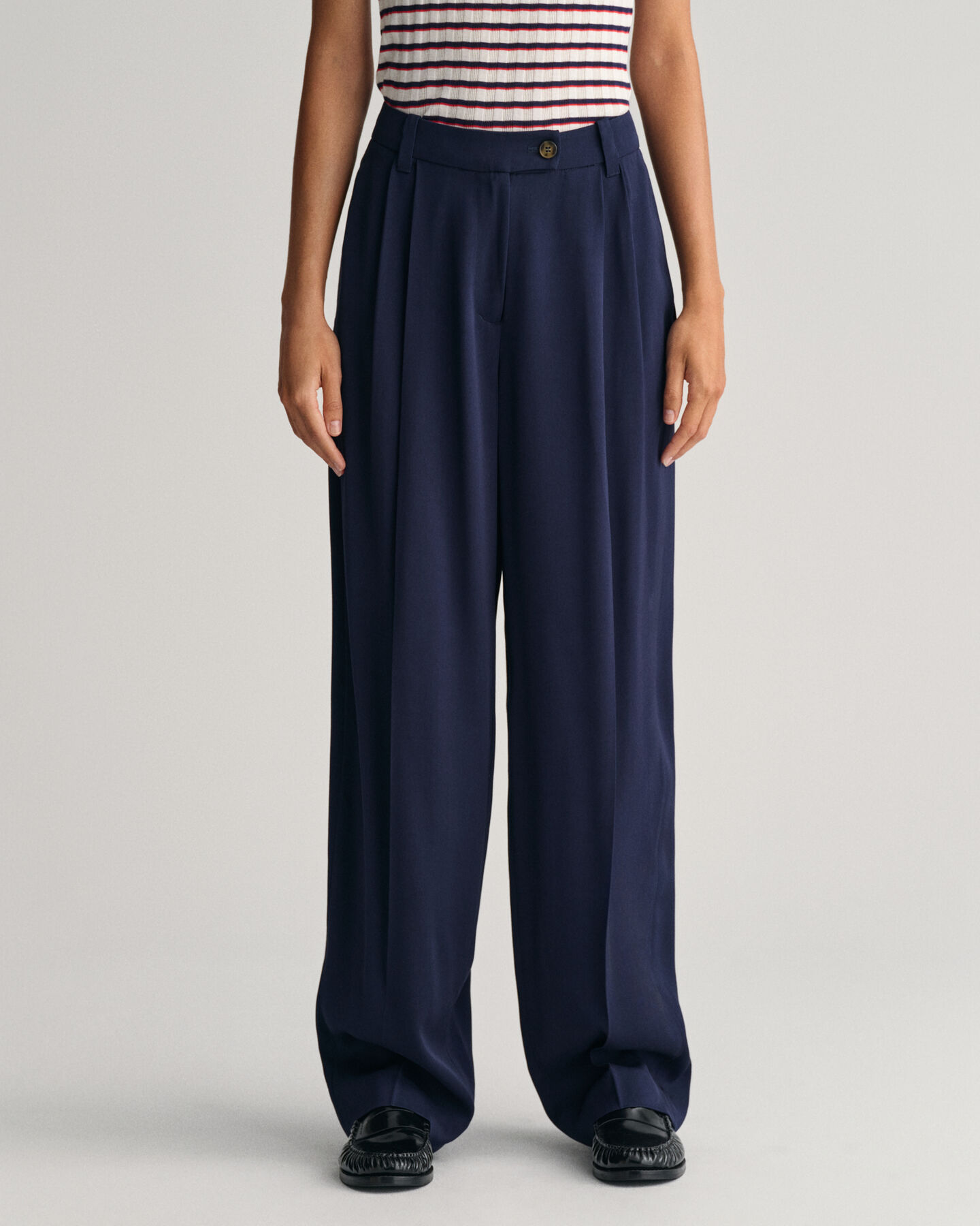 Loose fit chinos med låg midja och vida ben