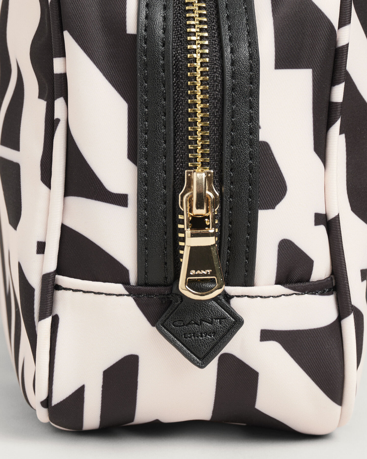 M&ouml;nstrad necess&auml;r