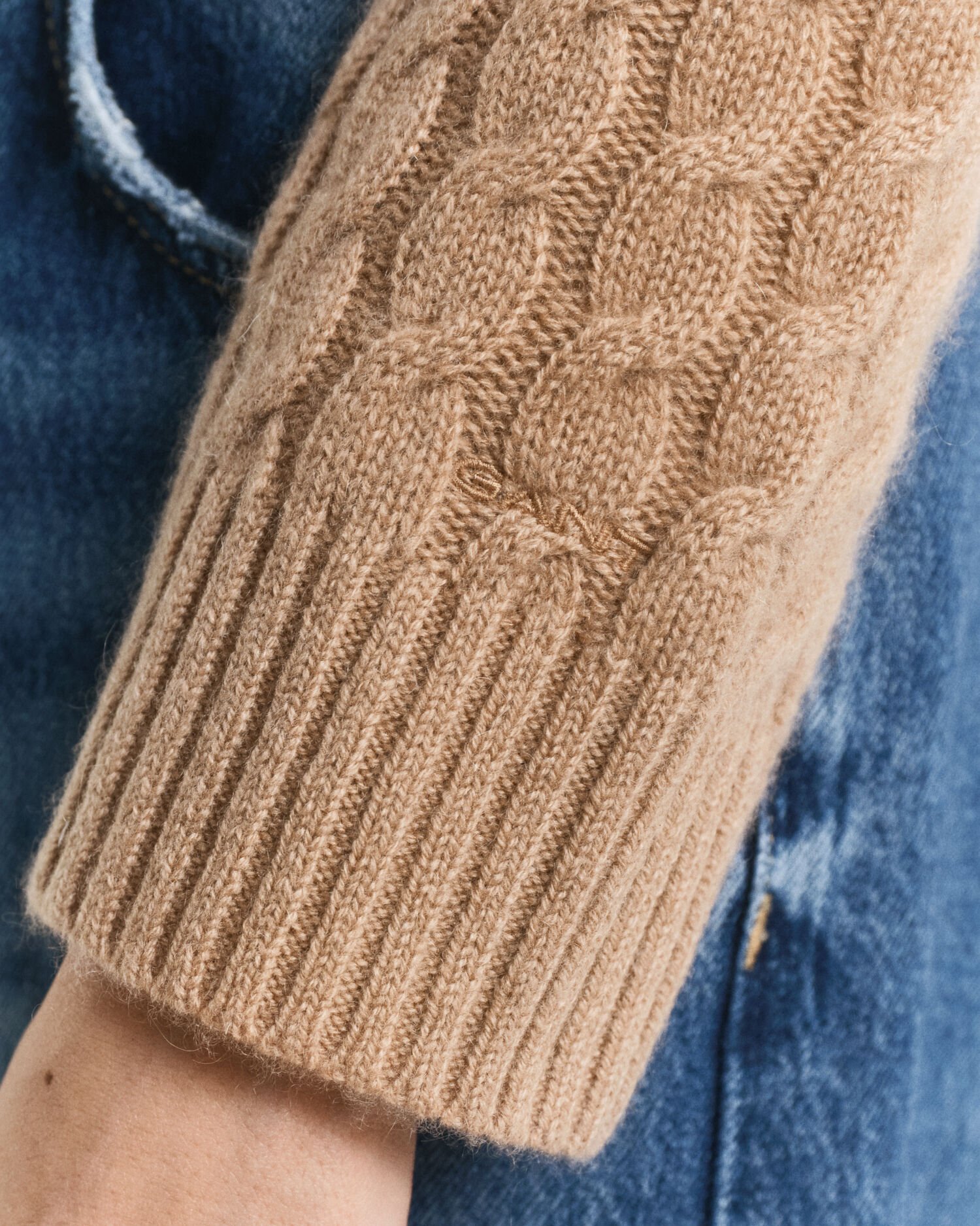 Kabelstickad tröja i kashmir med rund halsringning