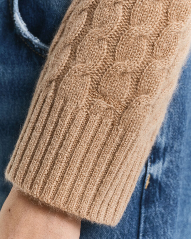 Kabelstickad tröja i kashmir med rund halsringning