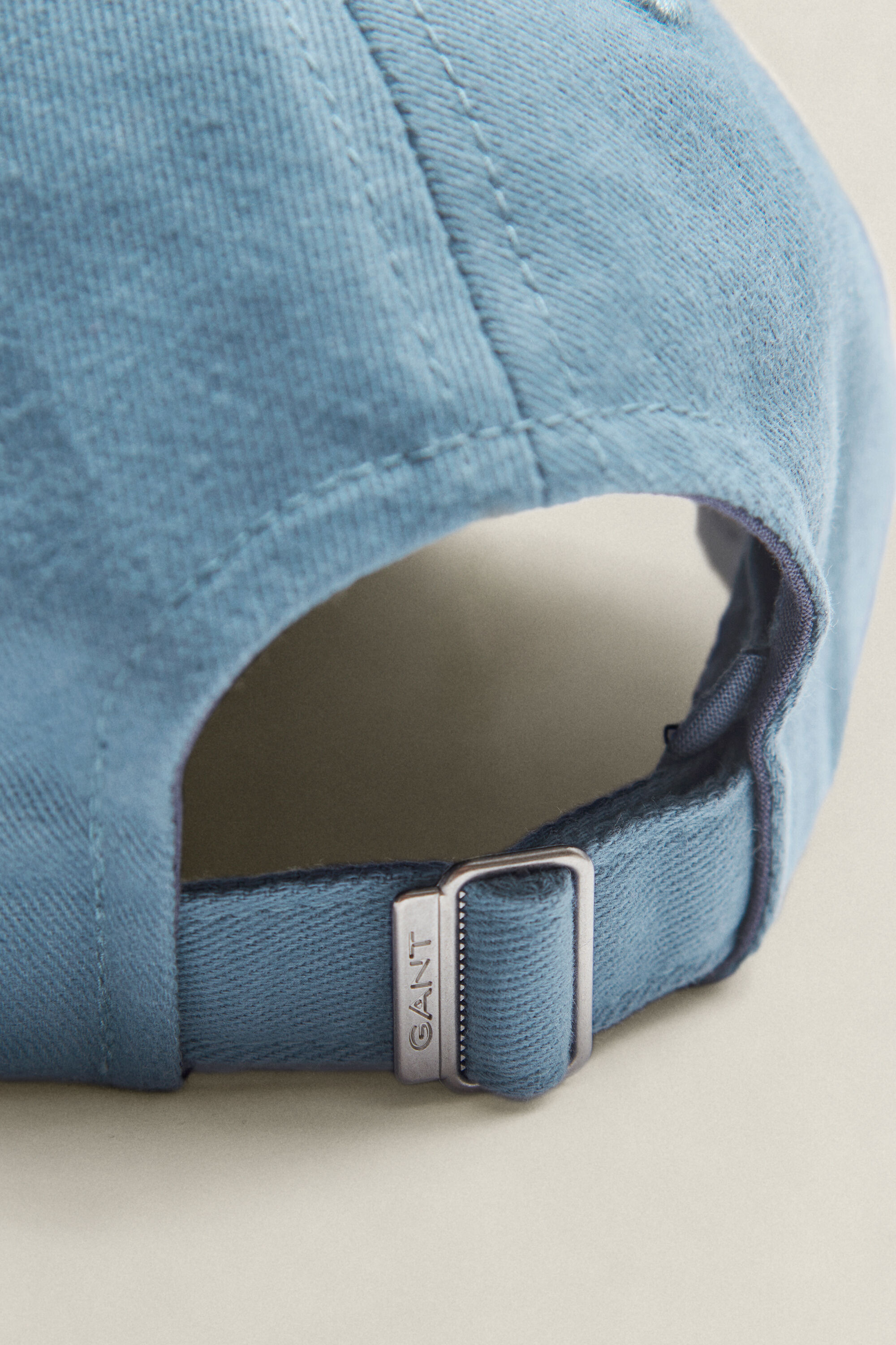 Teens keps med sköldemblem