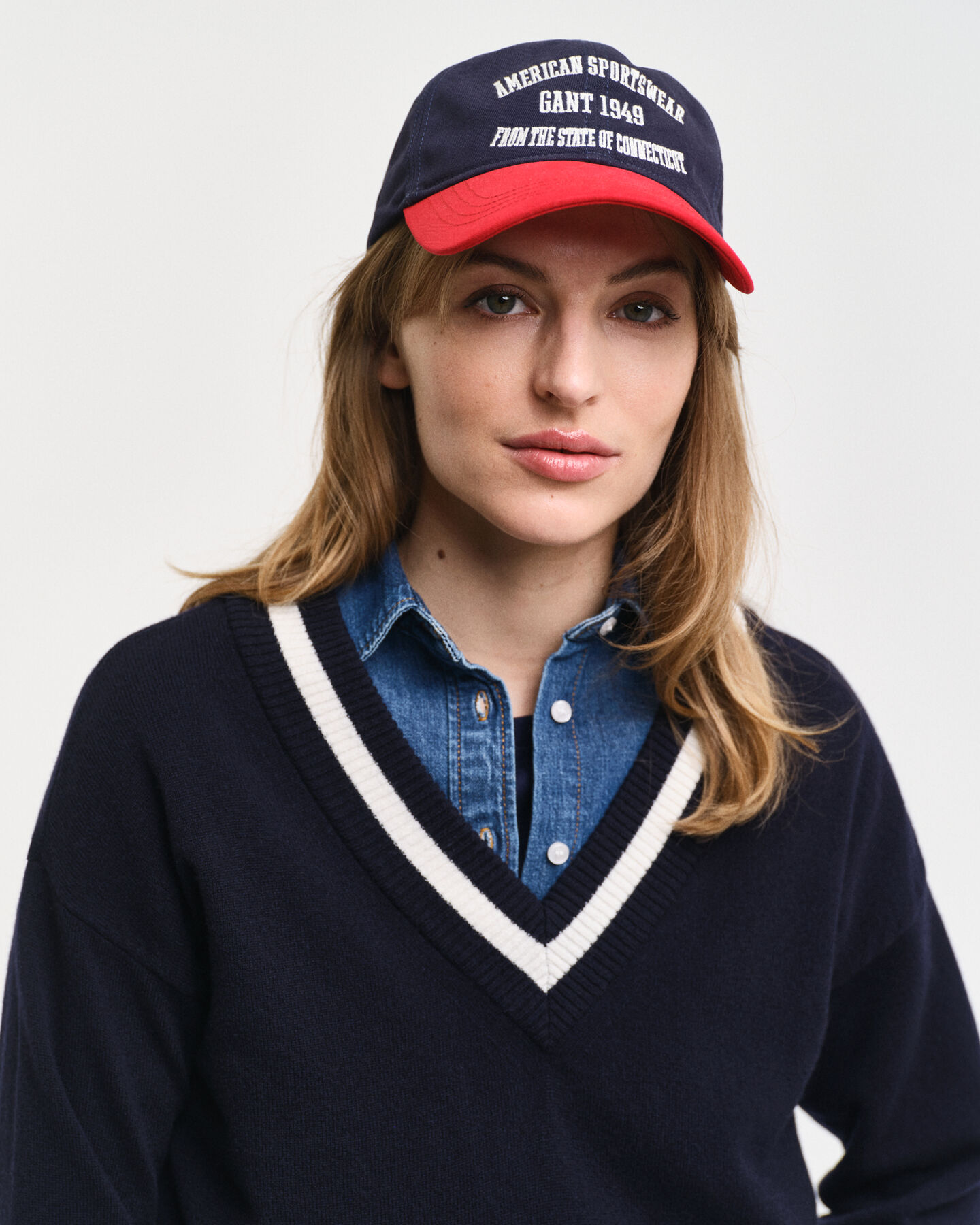 Kontrastfärgad V-ringad tröja i superfin lammull