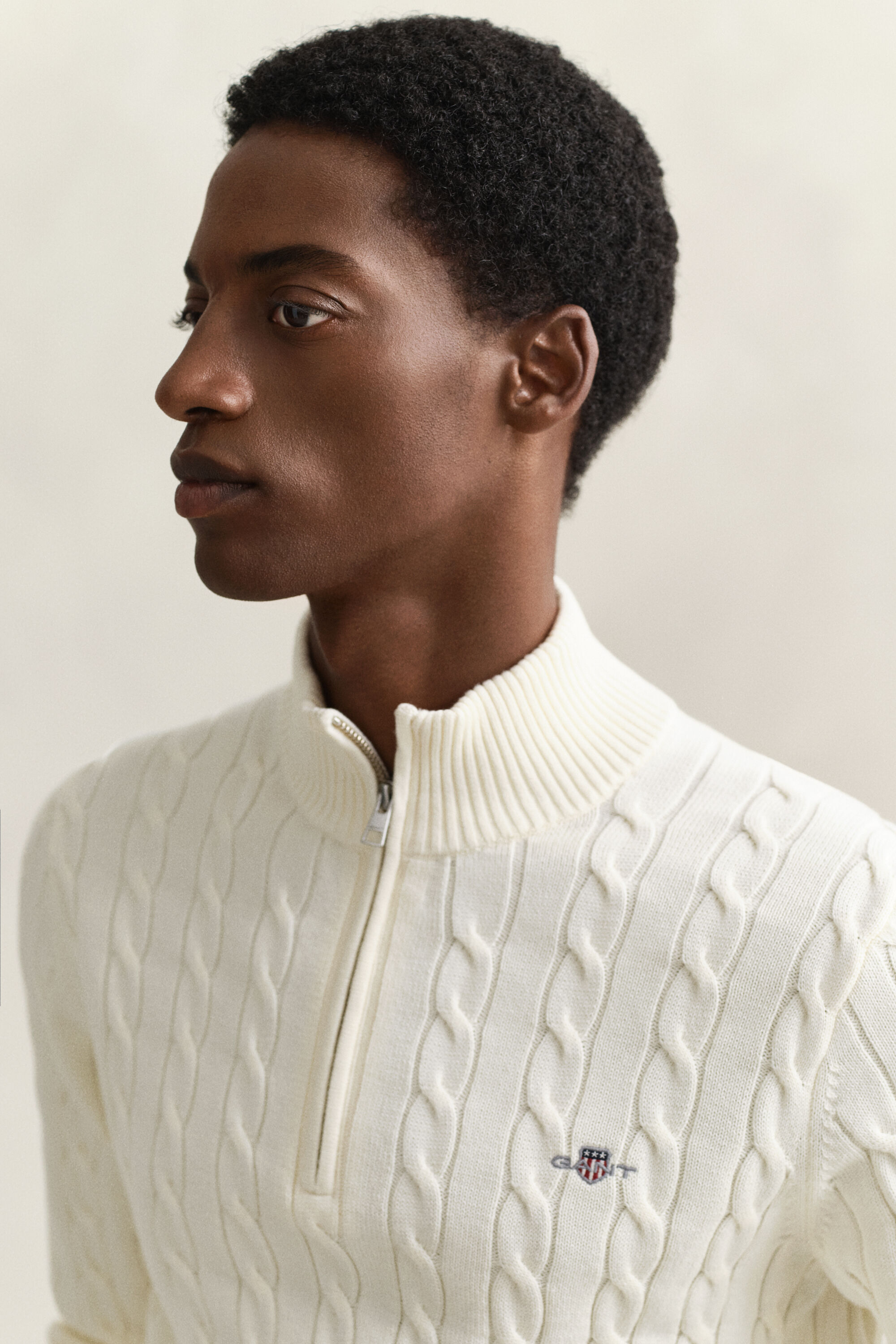 Kabelstickad bomullströja med dragkedja vid halsöppningen