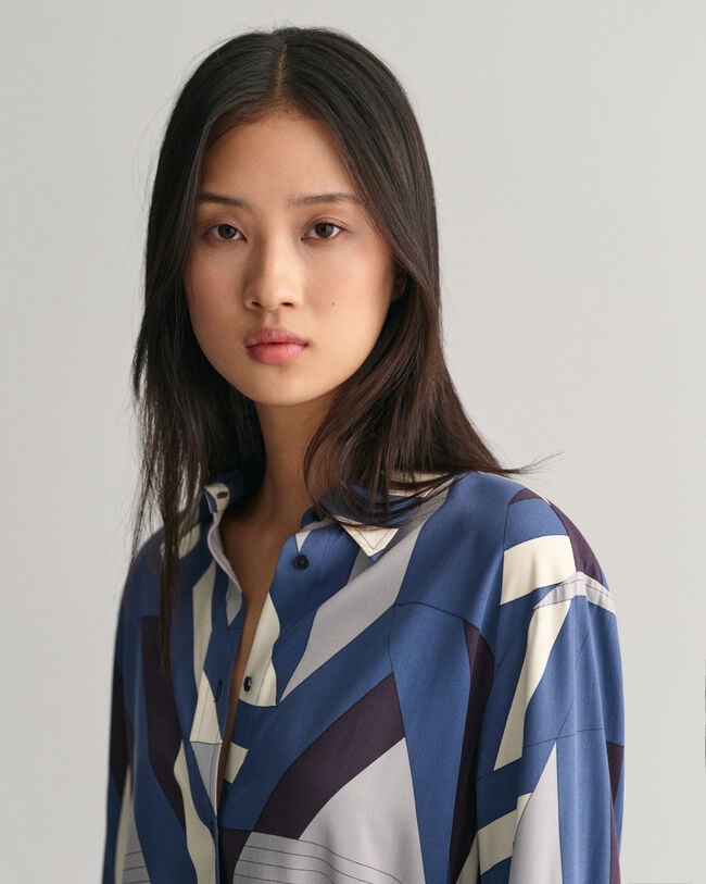 Skjortkl&auml;nning med bokstavsm&ouml;nster