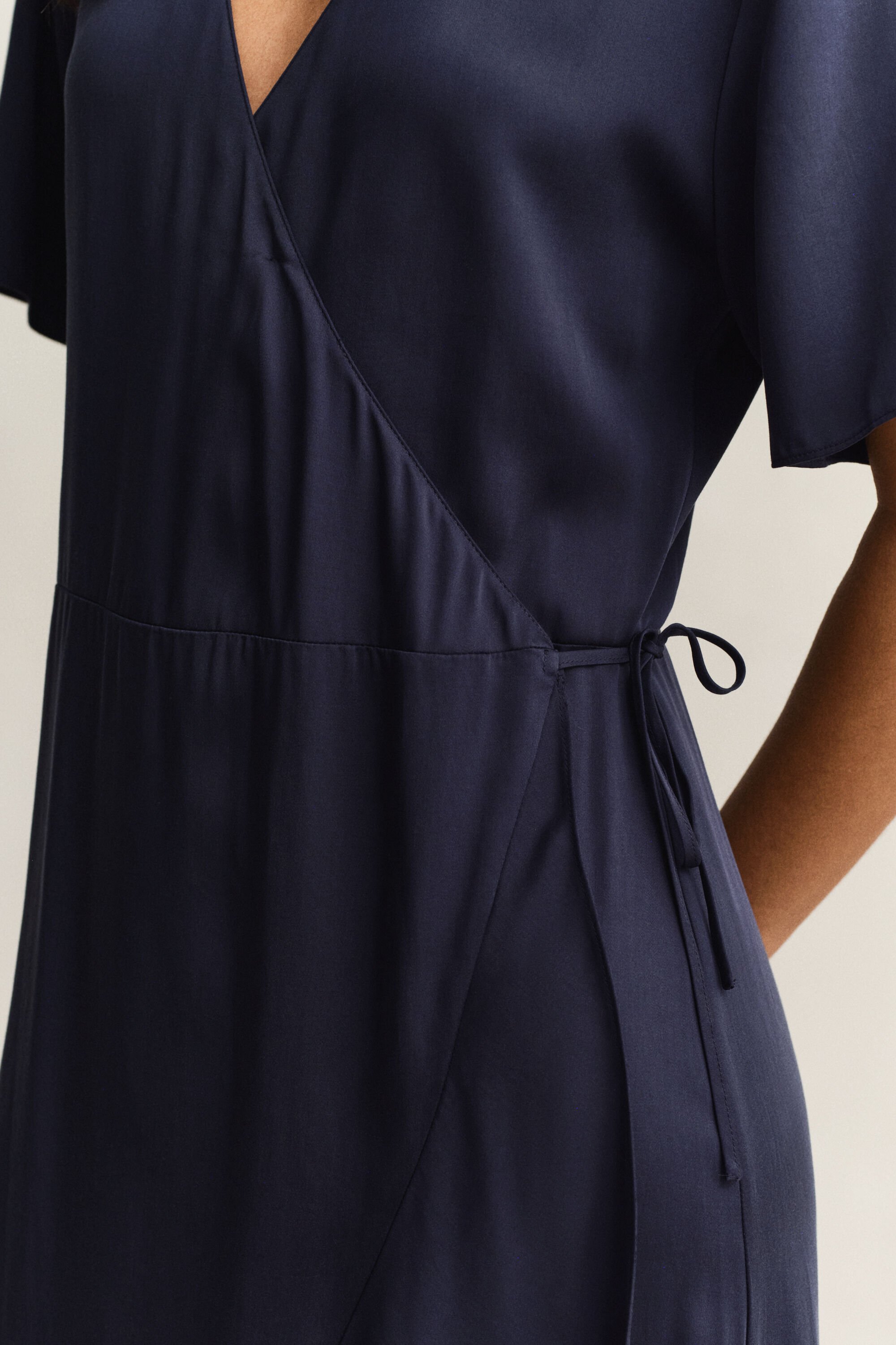 Omlottklänning med volang