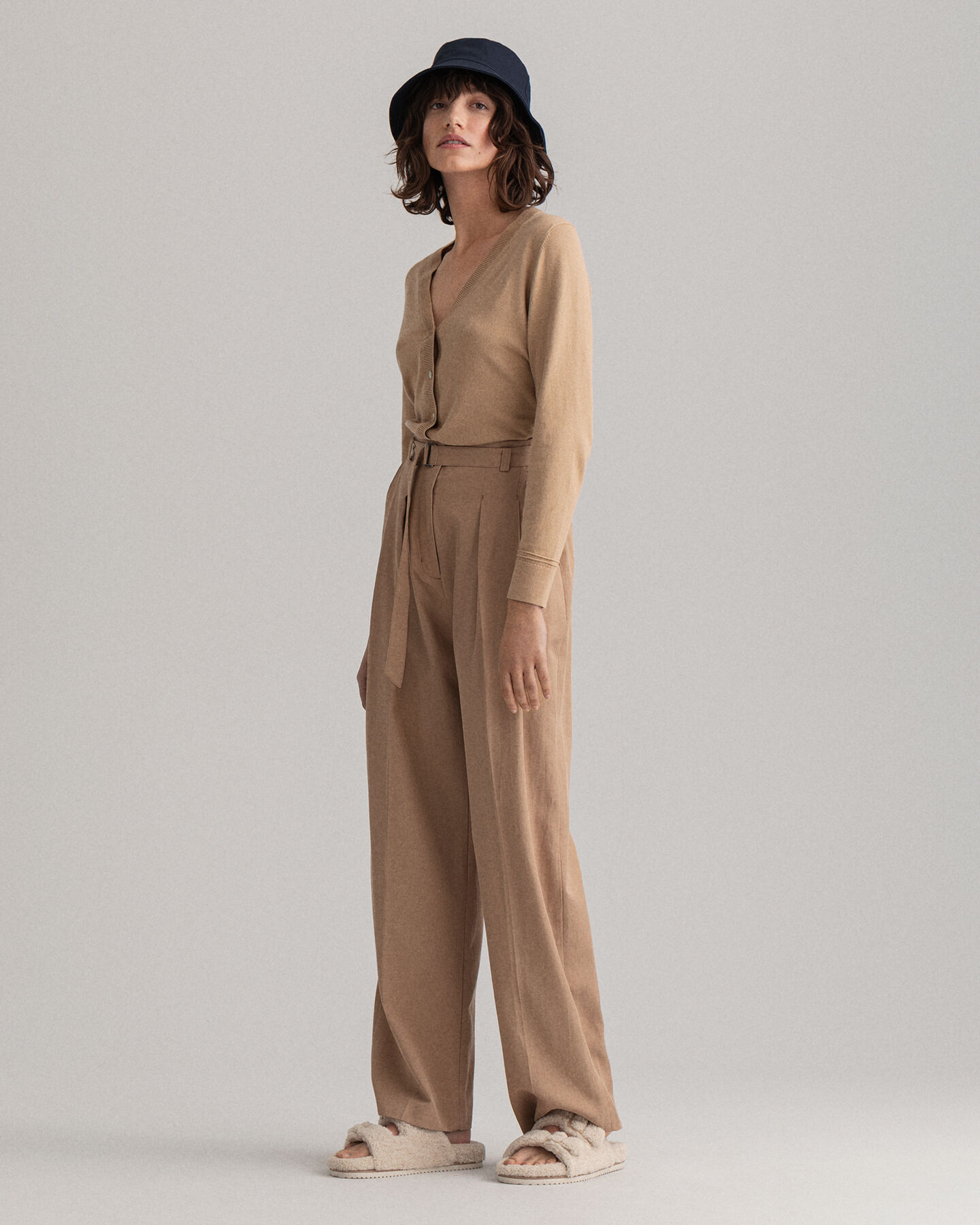 Fluid chinos med h&ouml;g midja och veck