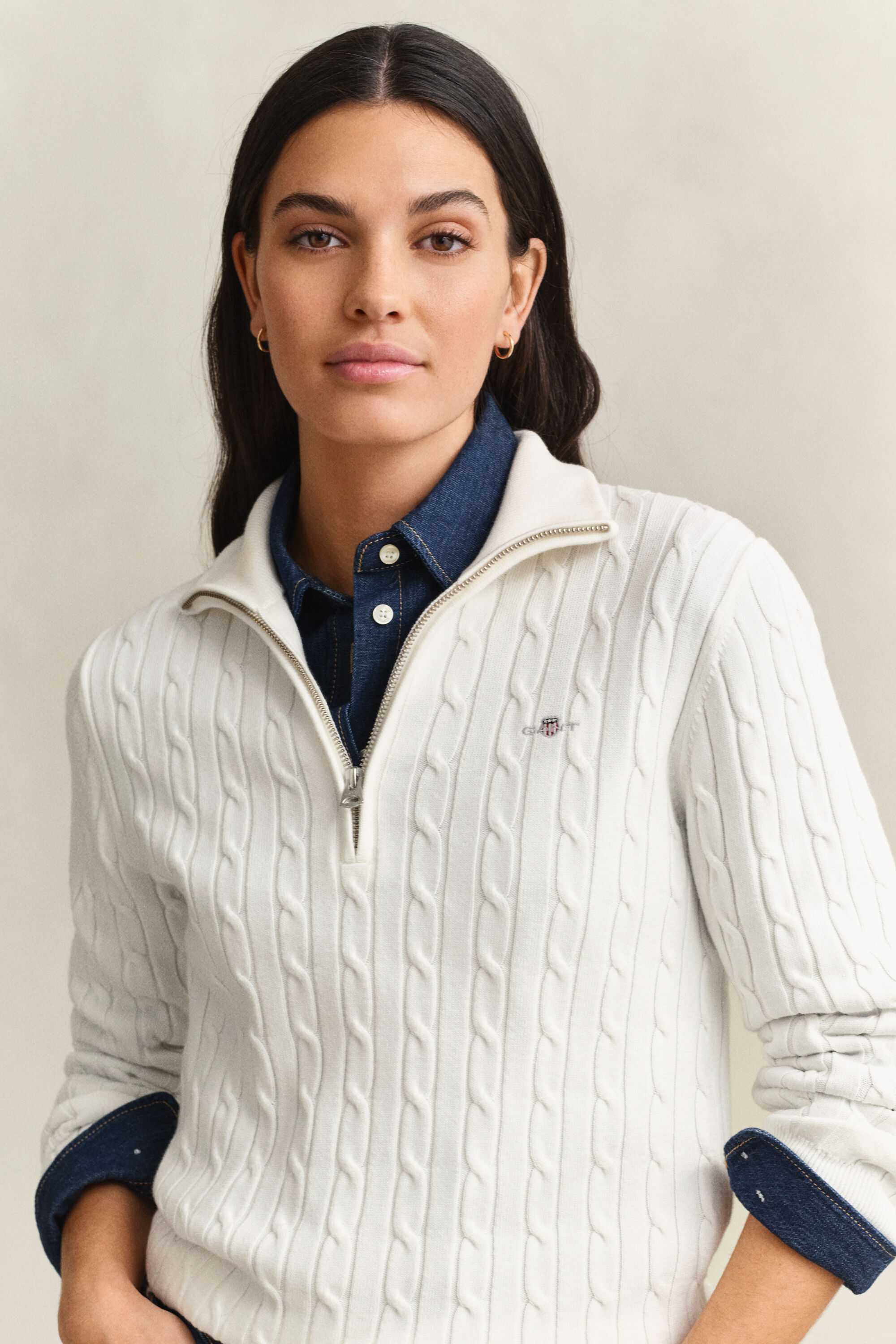 Kabelstickad tröja i bomullsstrech med half-zip