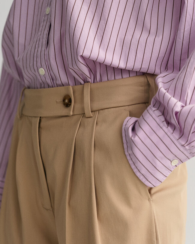 Relaxed fit chinos med h&ouml;g midja