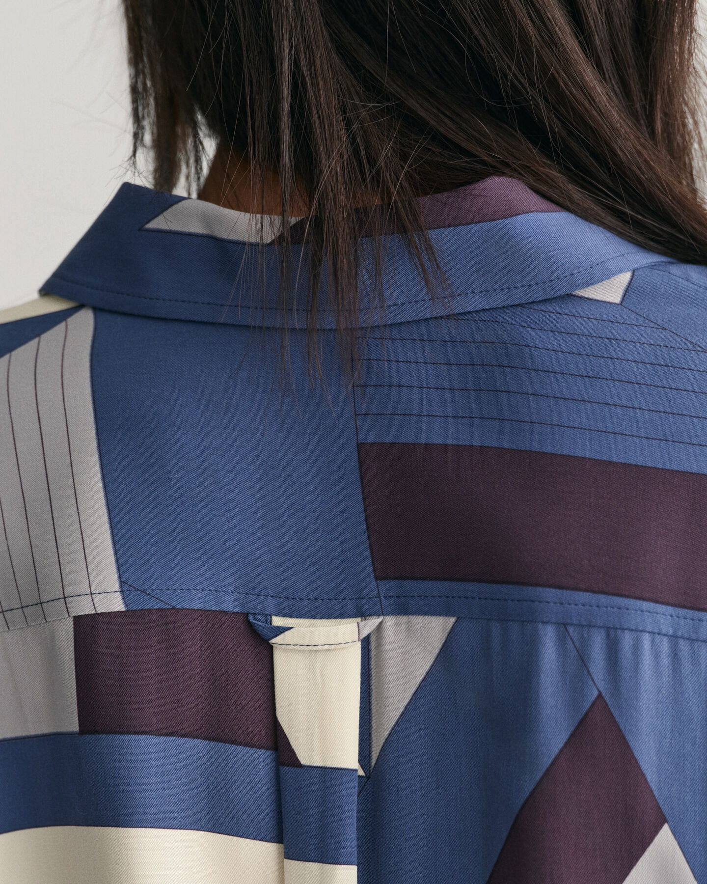 Skjortkl&auml;nning med bokstavsm&ouml;nster