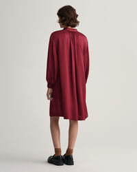 Klänning med ståkrage