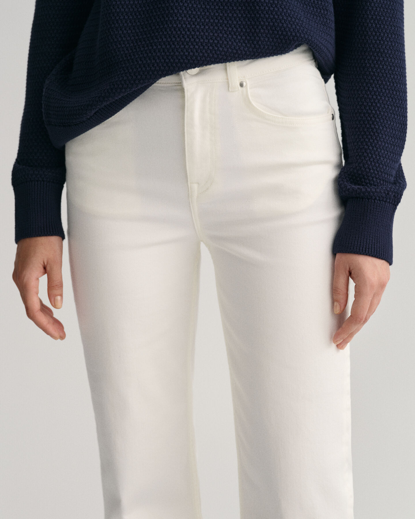 Cropped färgade jeans med vida ben