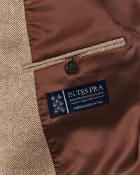 Kostymkavaj med fiskbensmönster