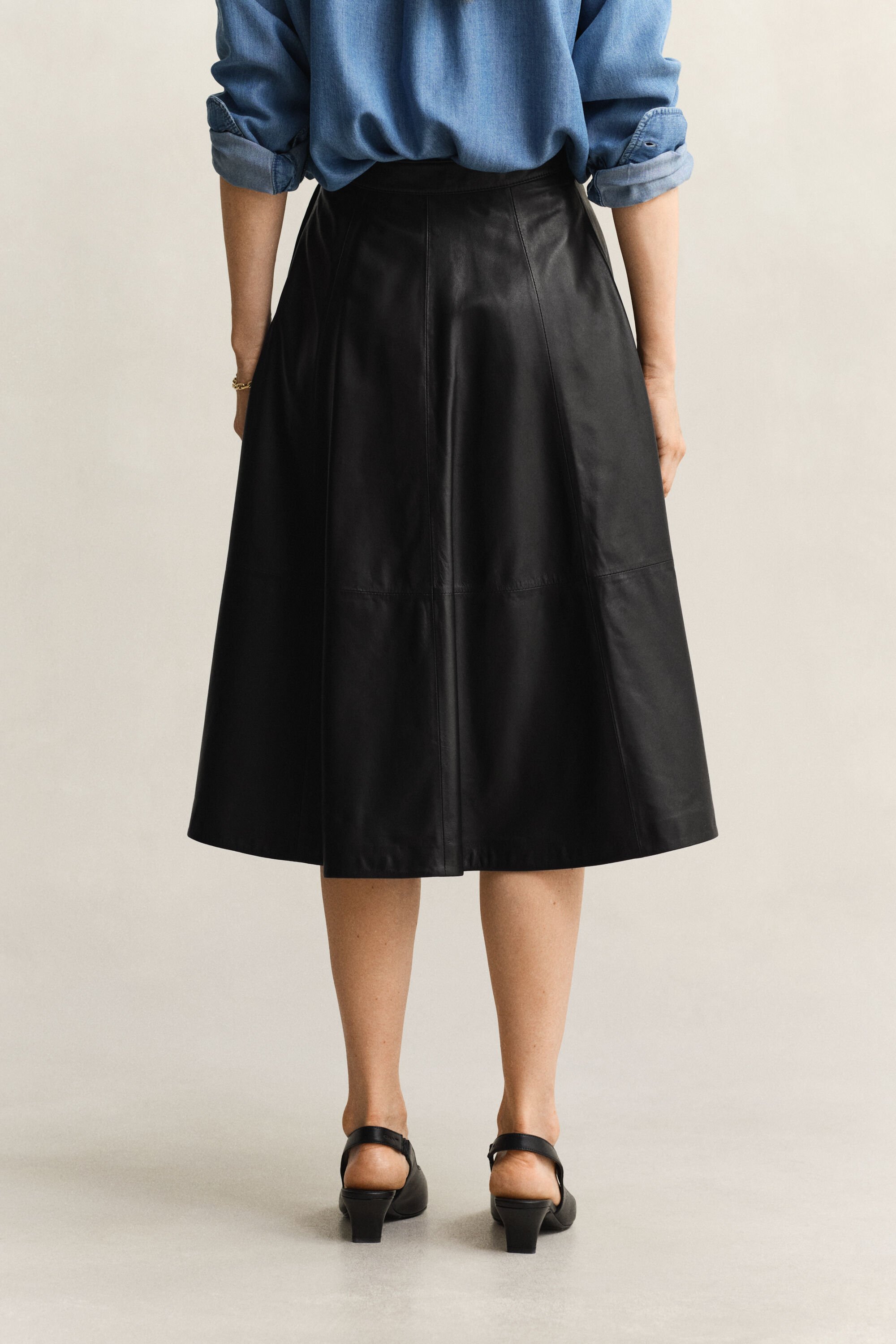 Utställd läderkjol