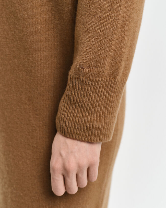 Kl&auml;nning med polokrage och detaljer i fiskbensm&ouml;nster