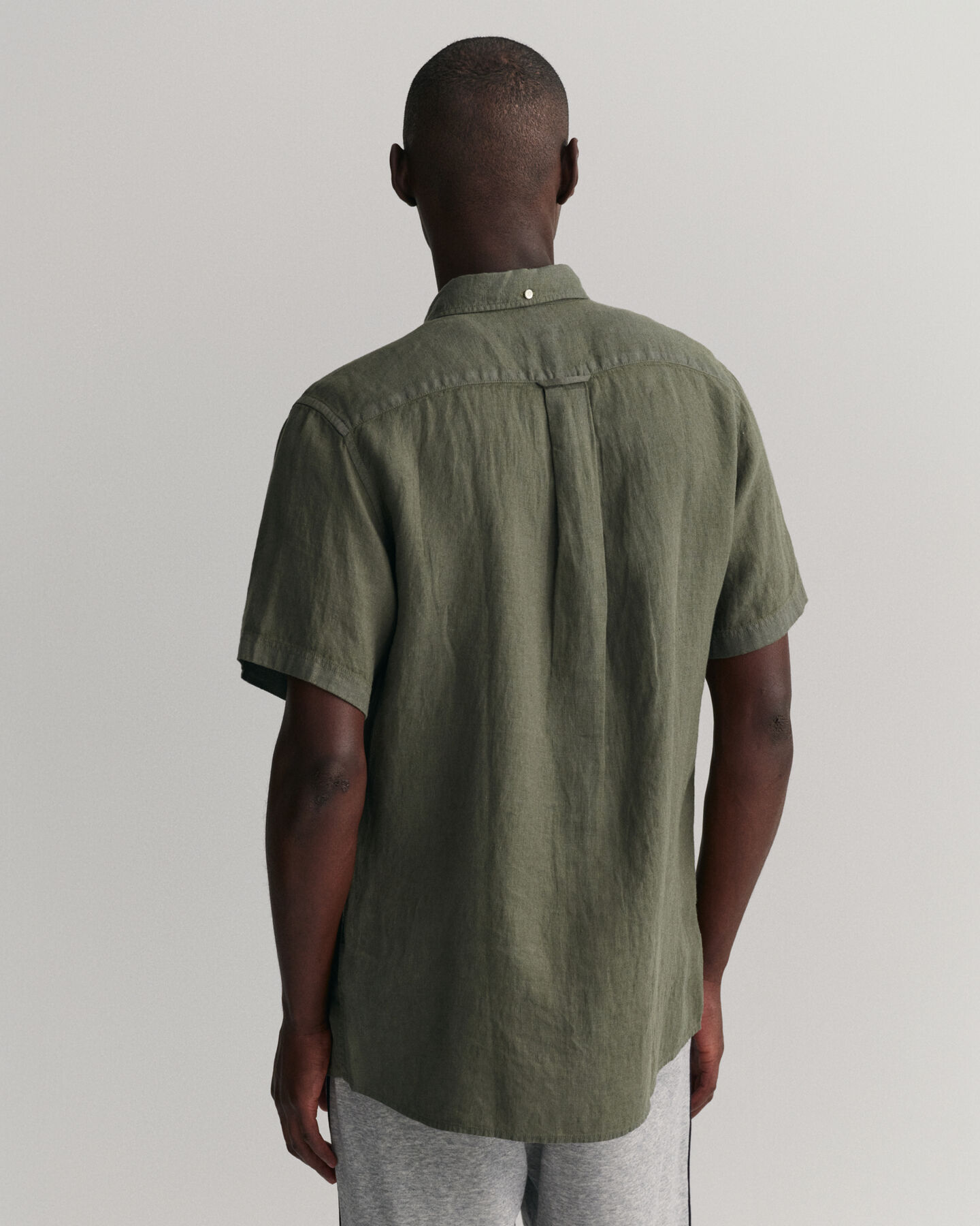 Regular fit plaggf&auml;rgad, kort&auml;rmad linneskjorta