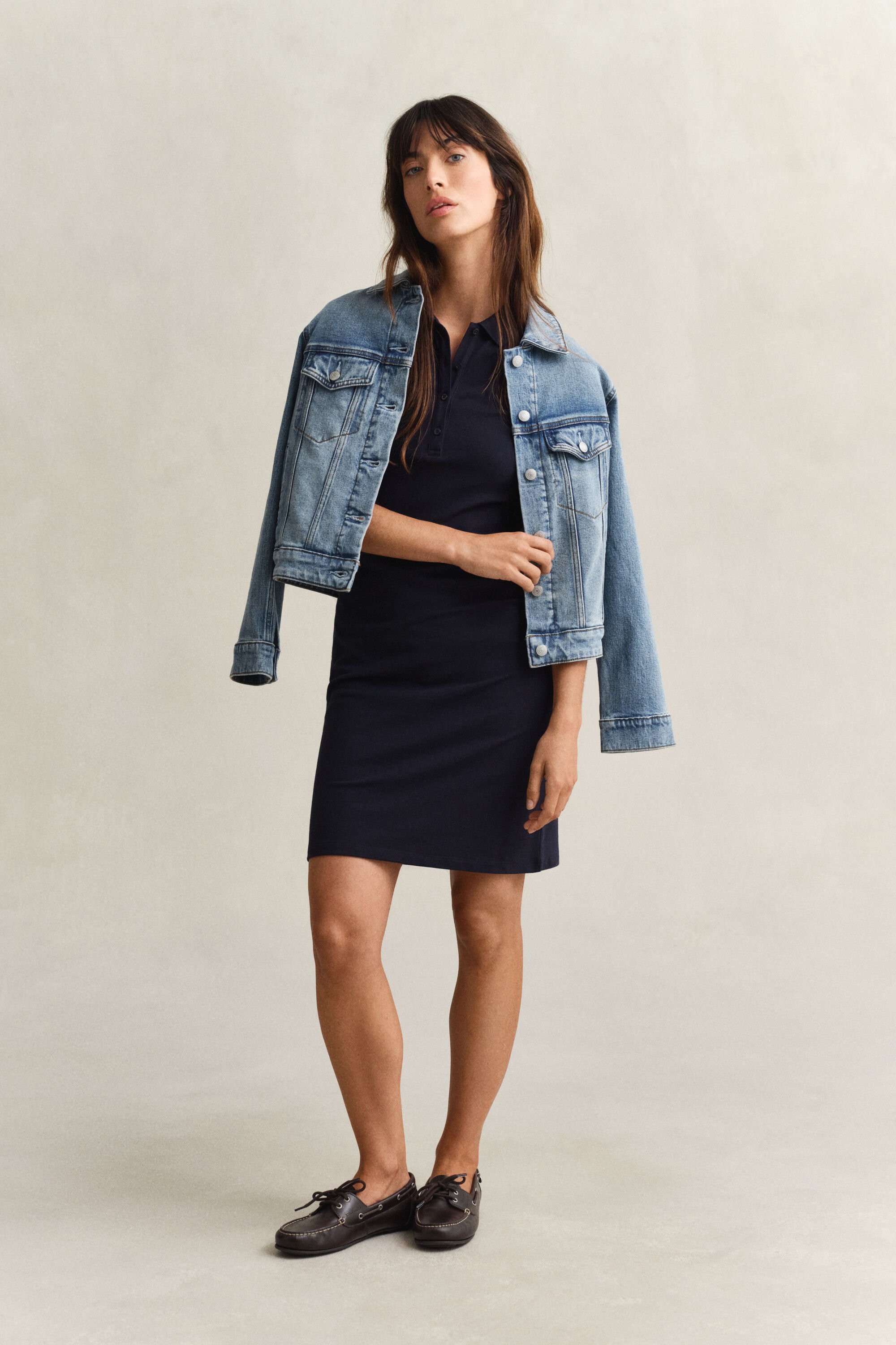 Pikéklänning med sköldemblem