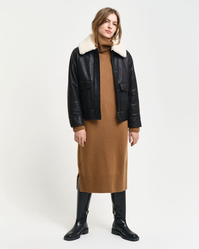 Kl&auml;nning med polokrage och detaljer i fiskbensm&ouml;nster