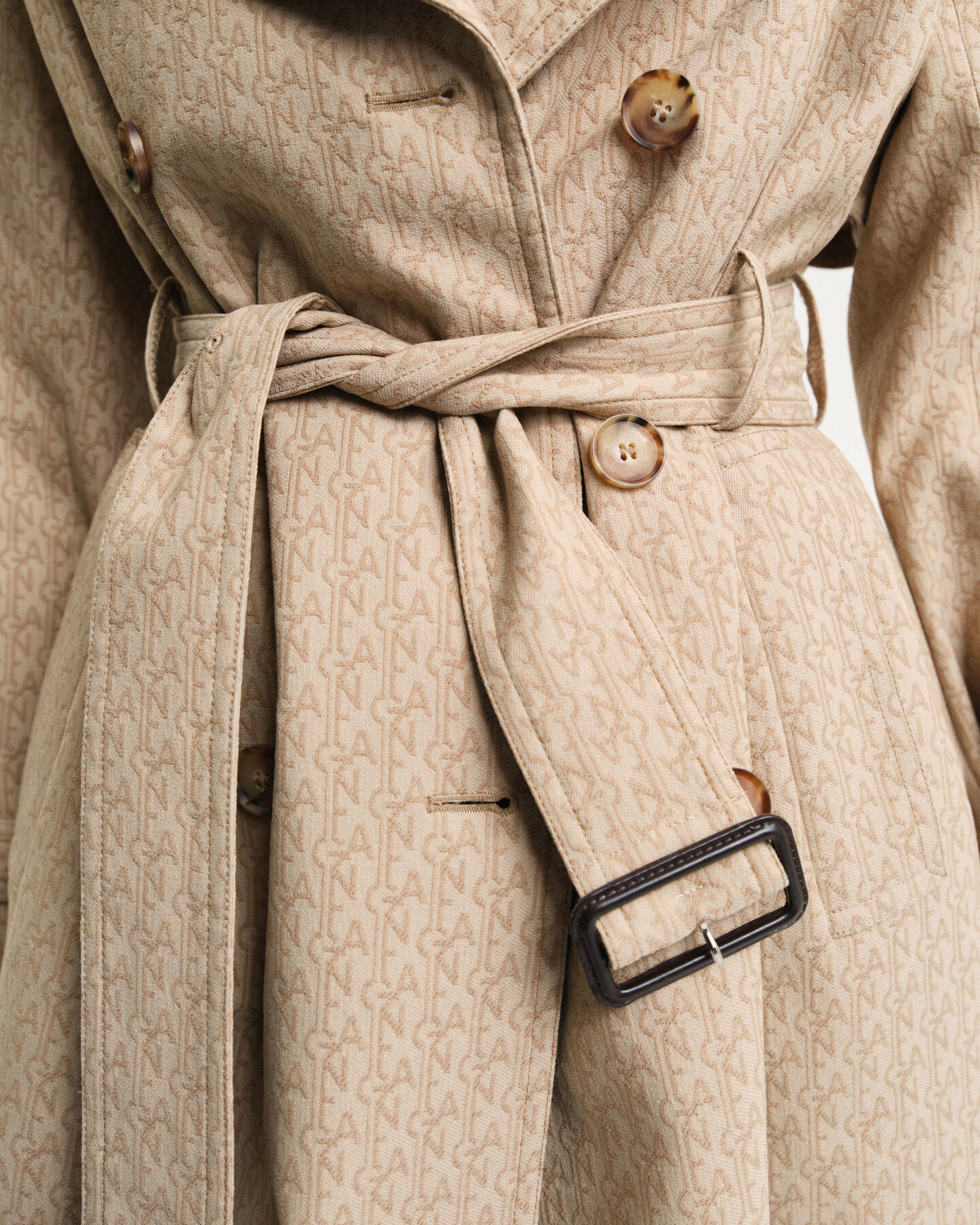 Trenchcoat i jacquard med monogram