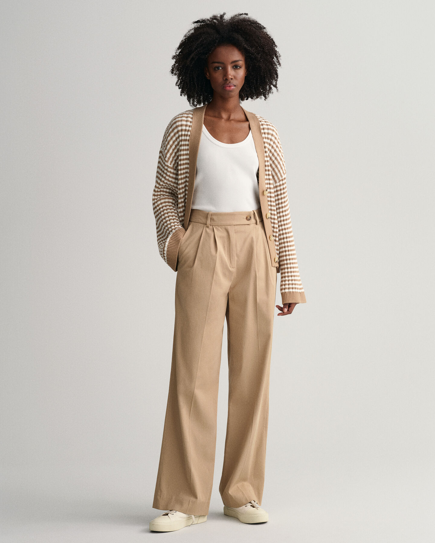 Randig ribbstickad bomullskofta med V-ringning