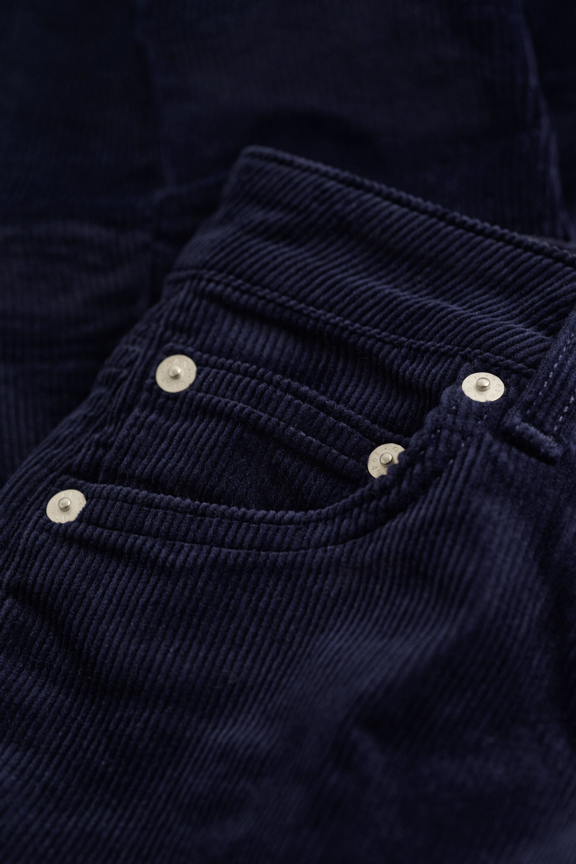 Jeans i manchester med utställda ben
