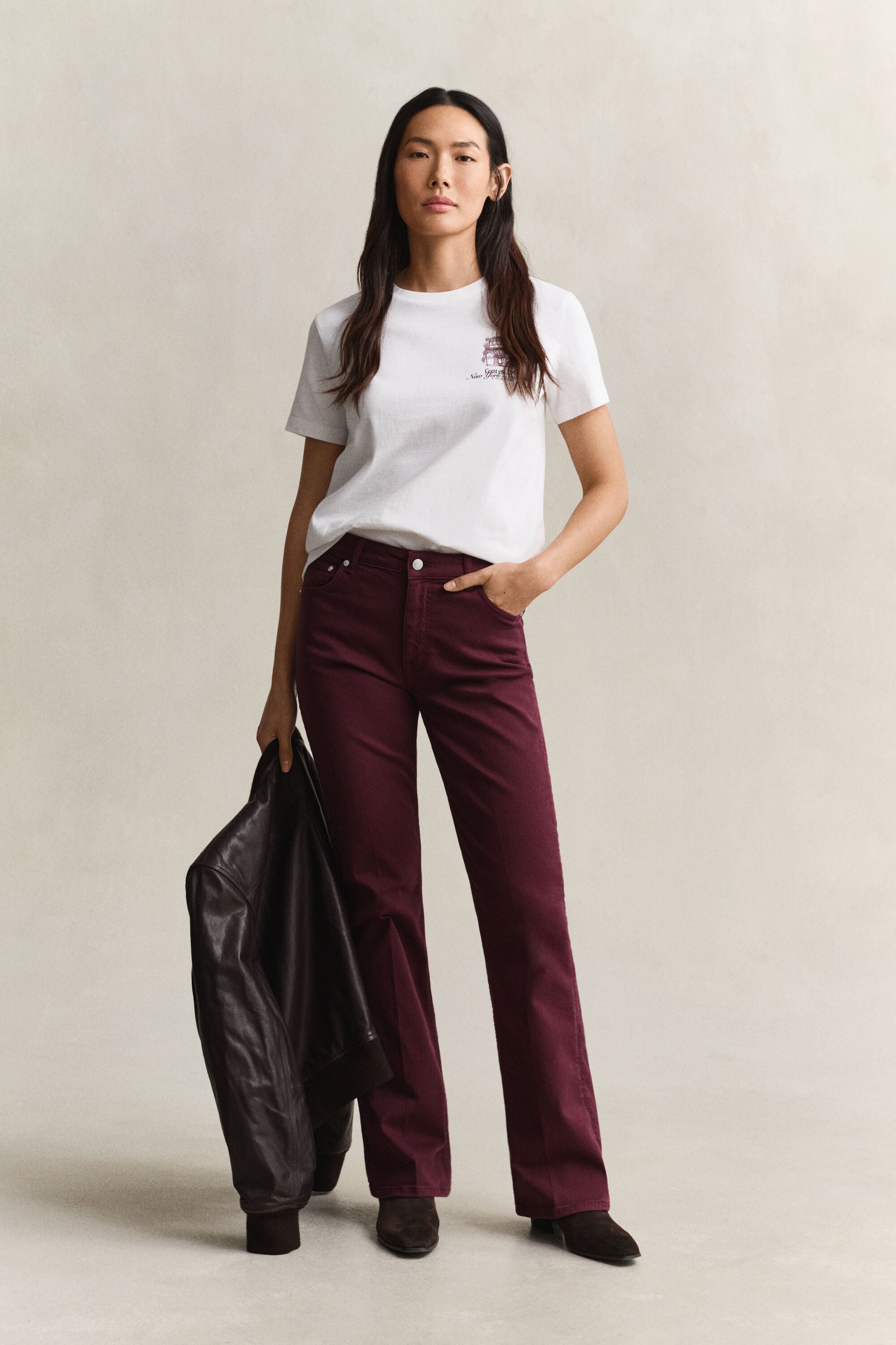 Slim färgade utställda jeans