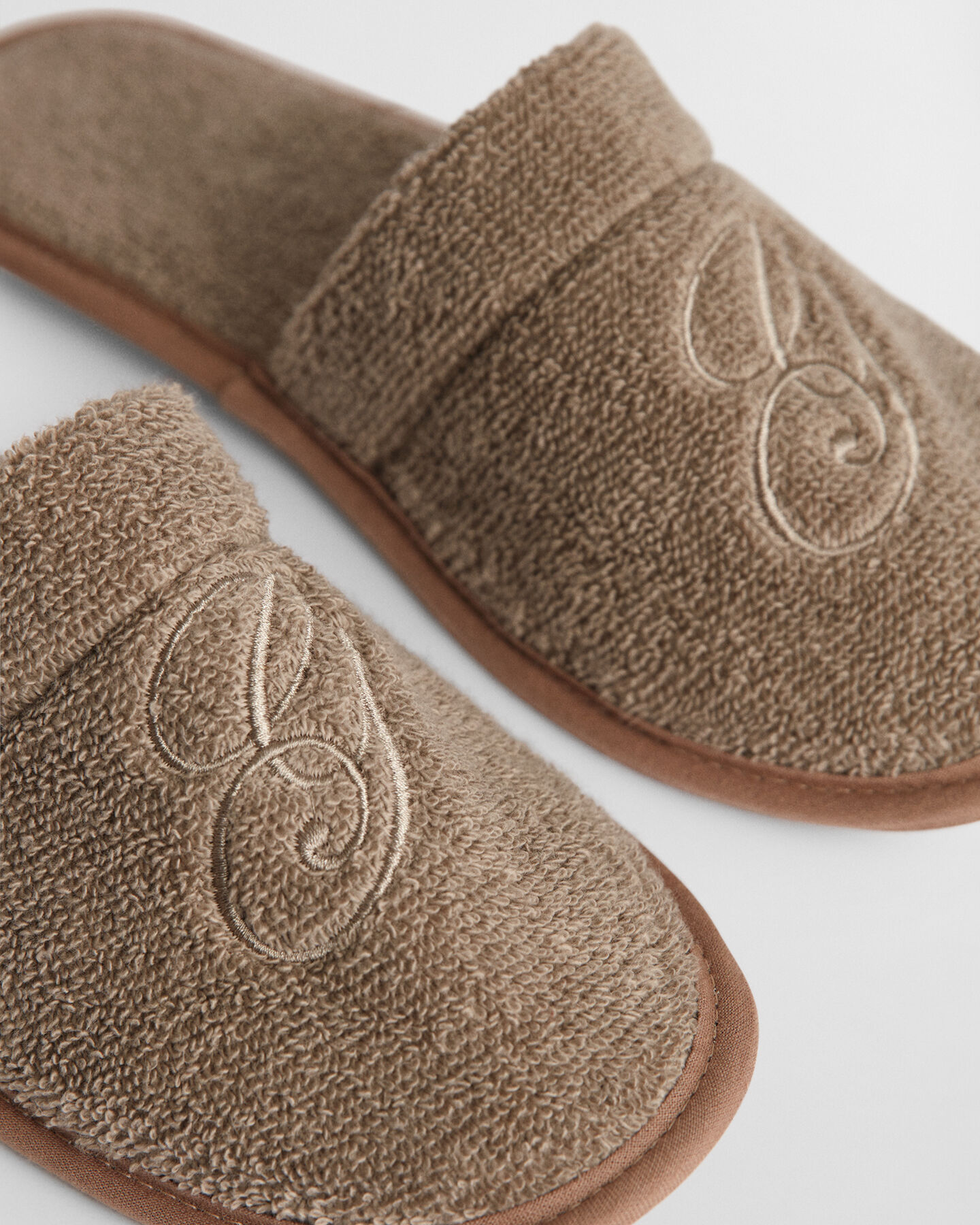 Broderade innetofflor