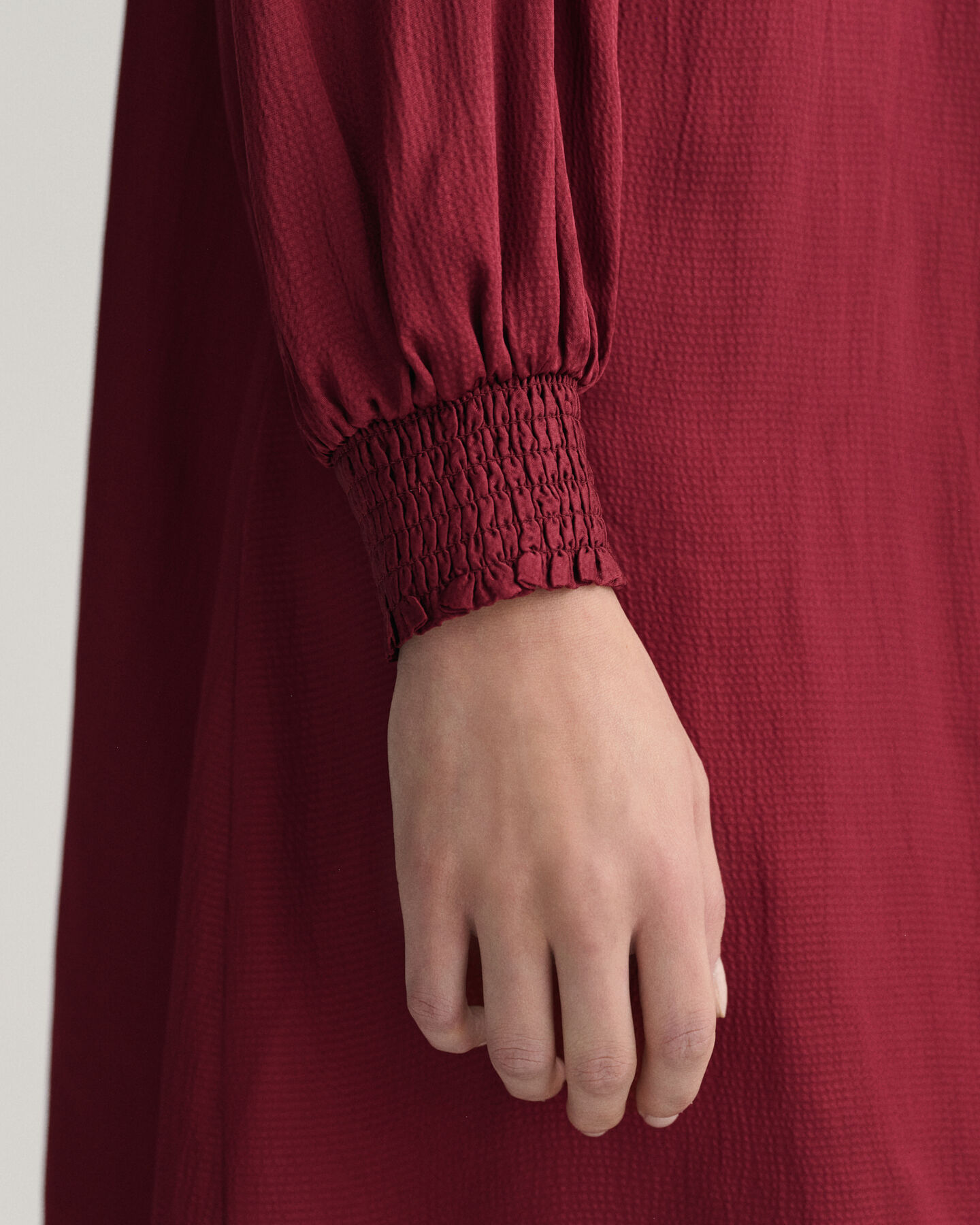 Klänning med ståkrage