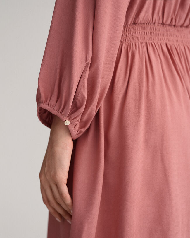 Båtringad klänning