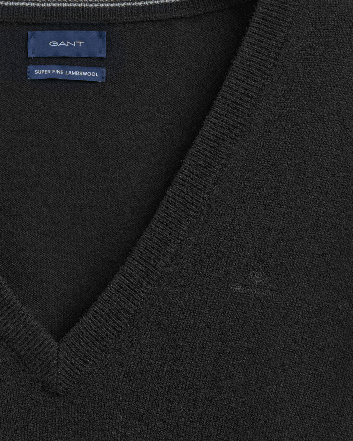 V-ringad tröja i superfin lammull