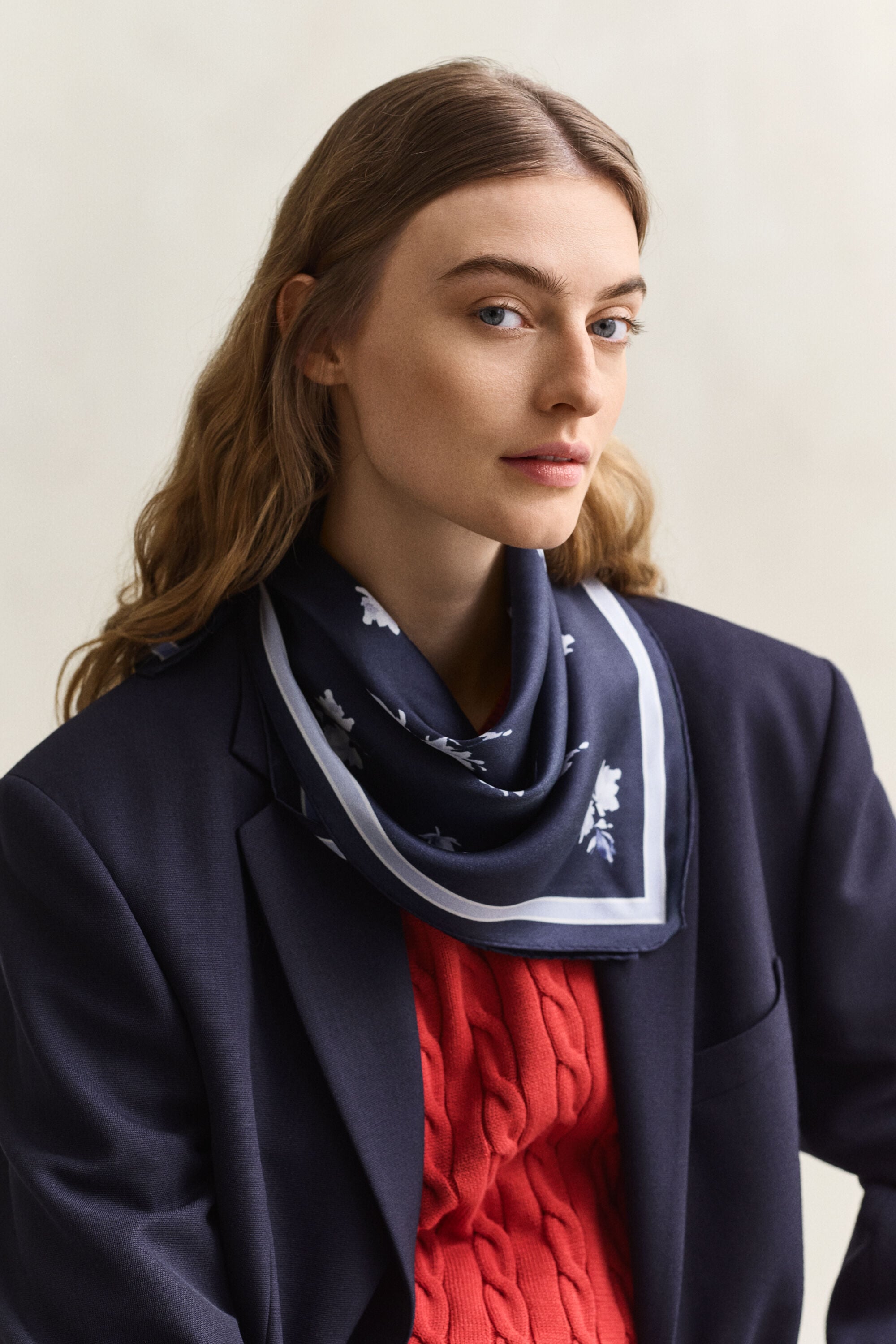 Blommig mönstrad sidenscarf