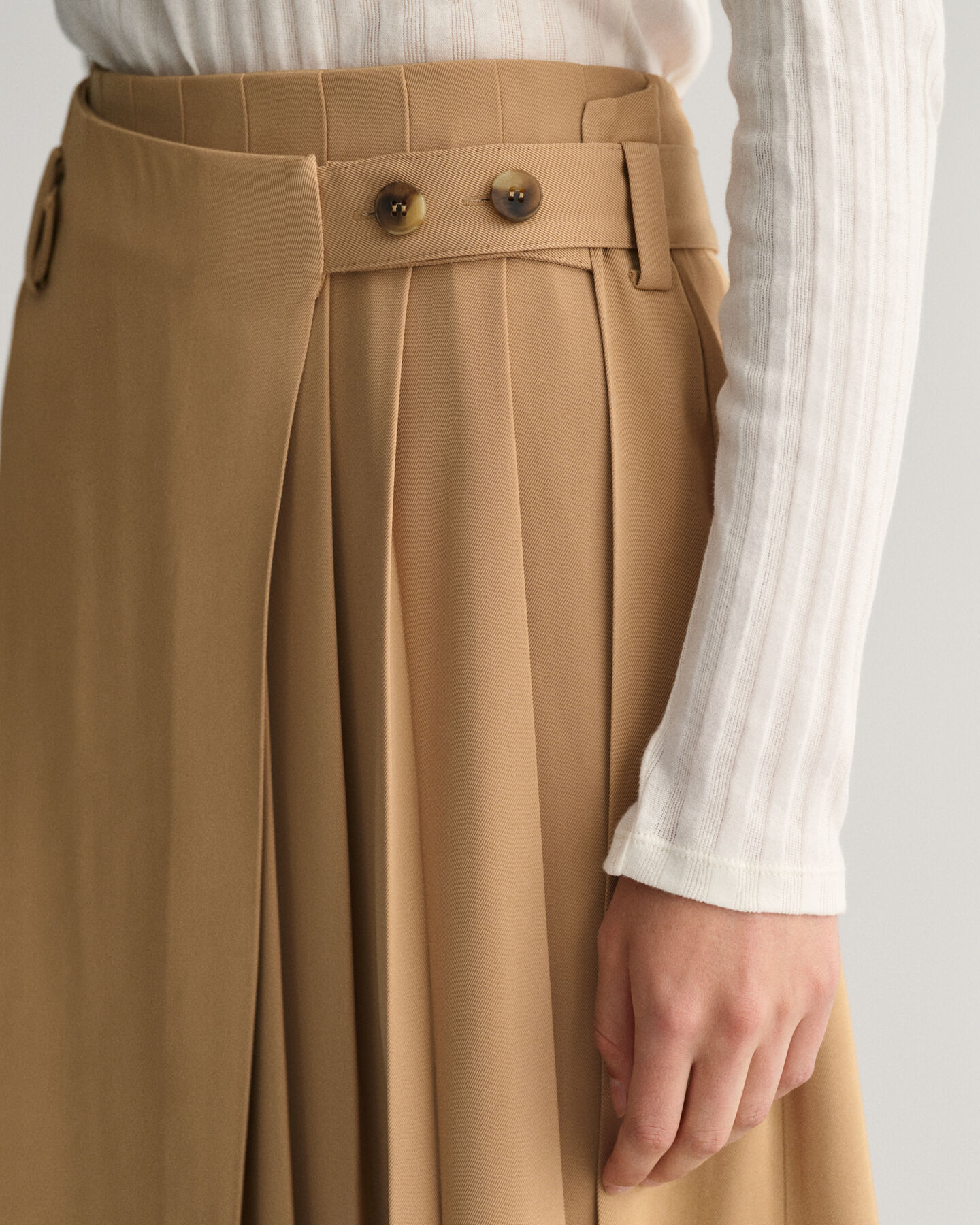 Plisserad omlottkjol med chinosdesign