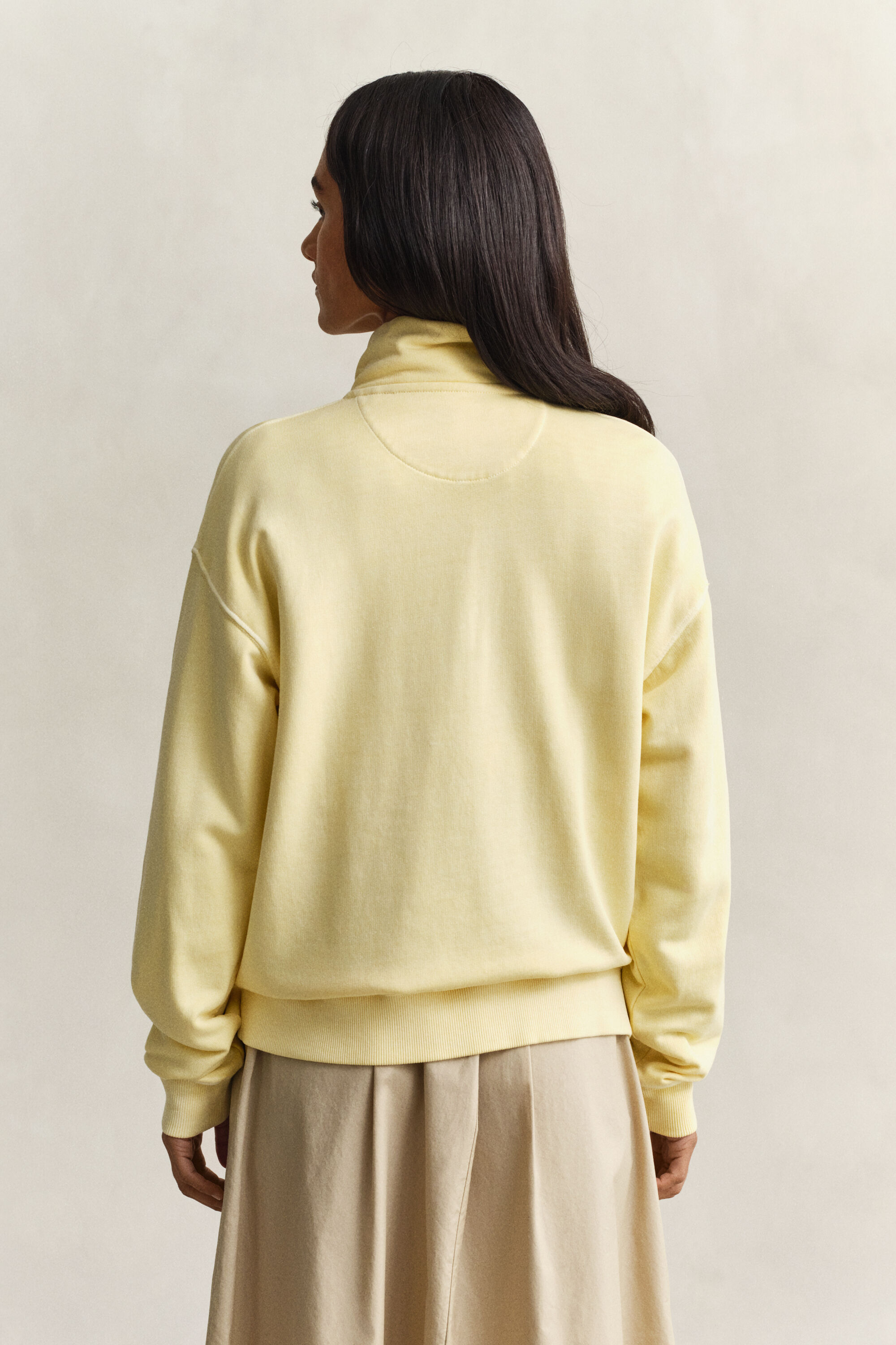 Tvättad sweatshirt med half-zip och sköldlogo