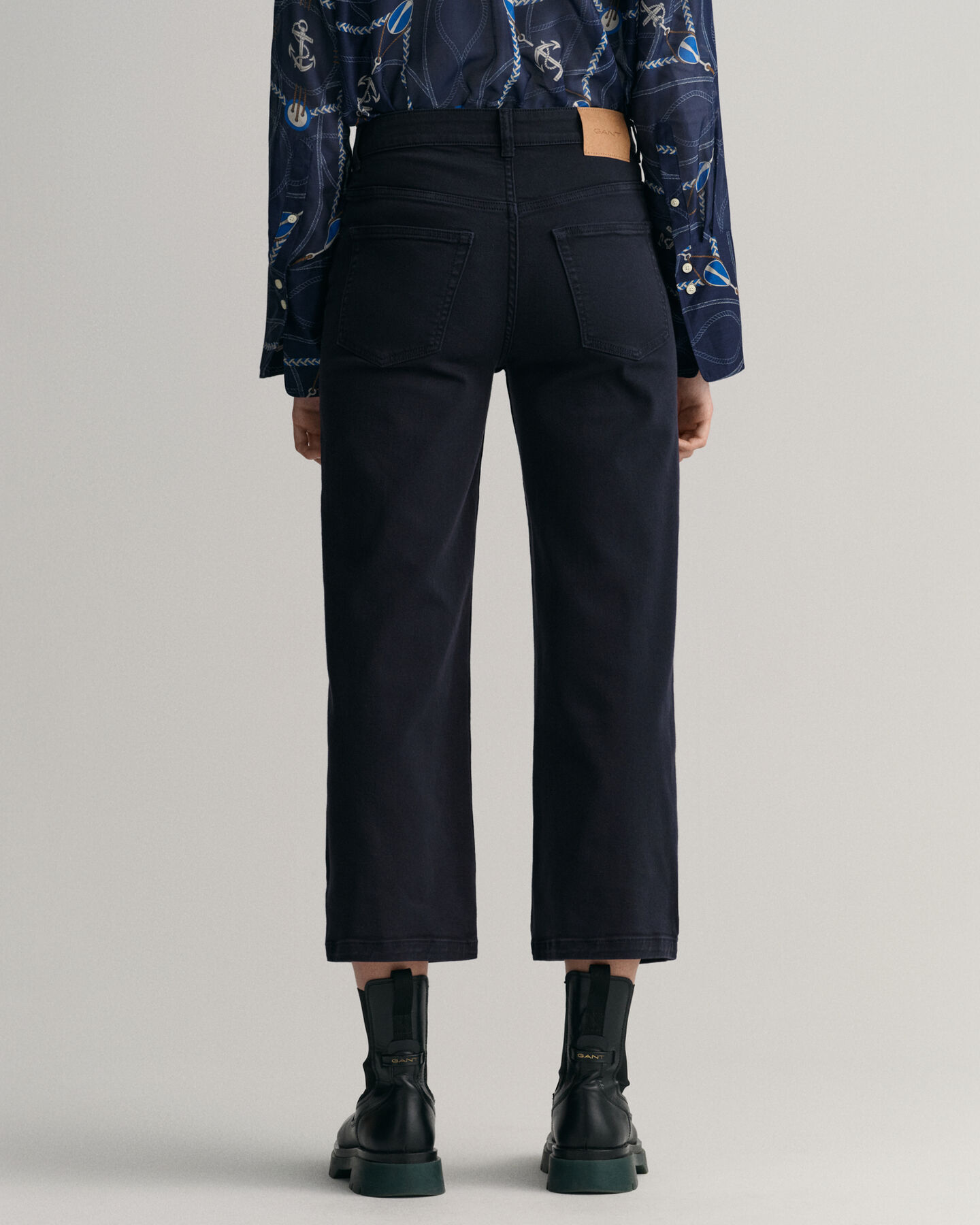 Färgade cropped vida jeans