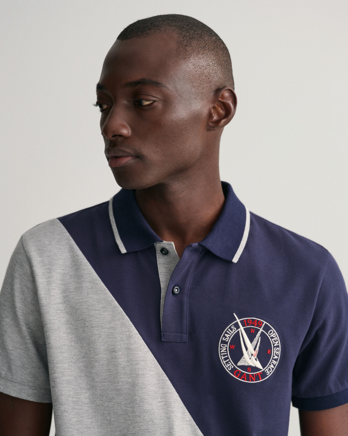 Pik&eacute;tr&ouml;ja med segelmotiv och diagonala f&auml;rgblock